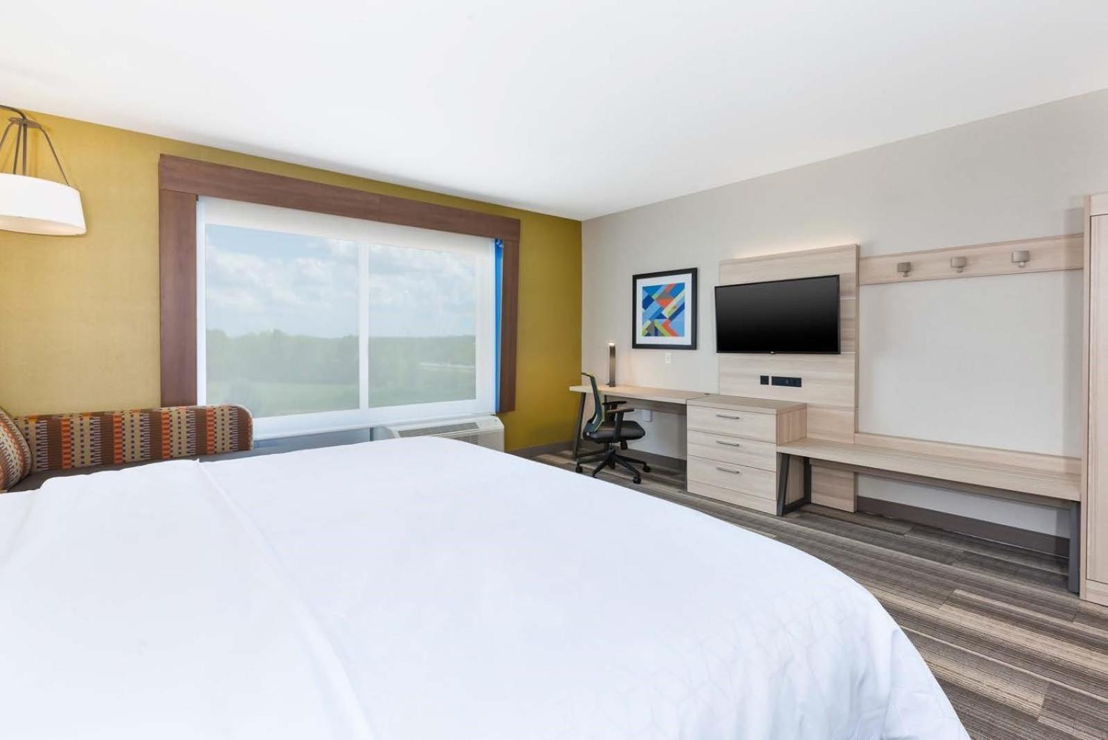 Holiday Inn Express & Suites - Grand Rapids Airport - South by IHG photo 8