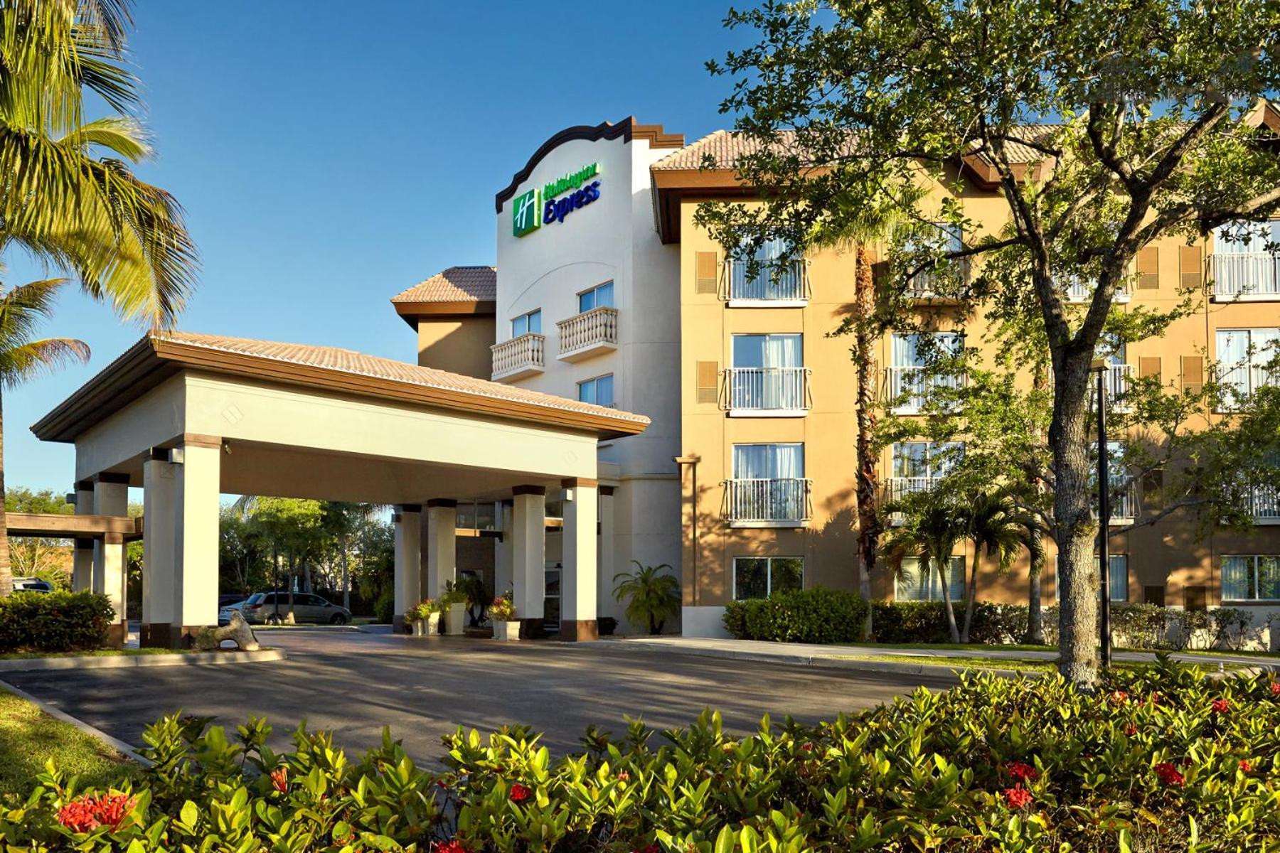 Holiday Inn Express & Suites Naples Downtown - 5th Avenue by IHG photo 17