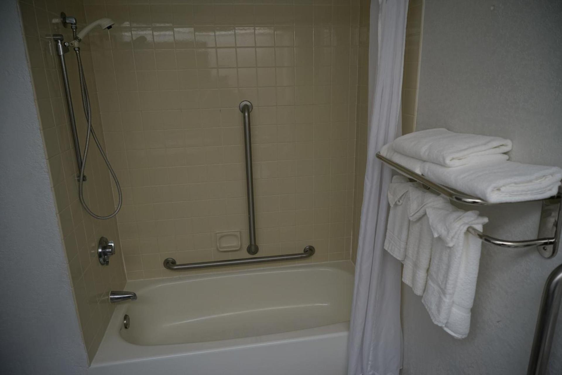 Baymont by Wyndham Shakopee photo 37