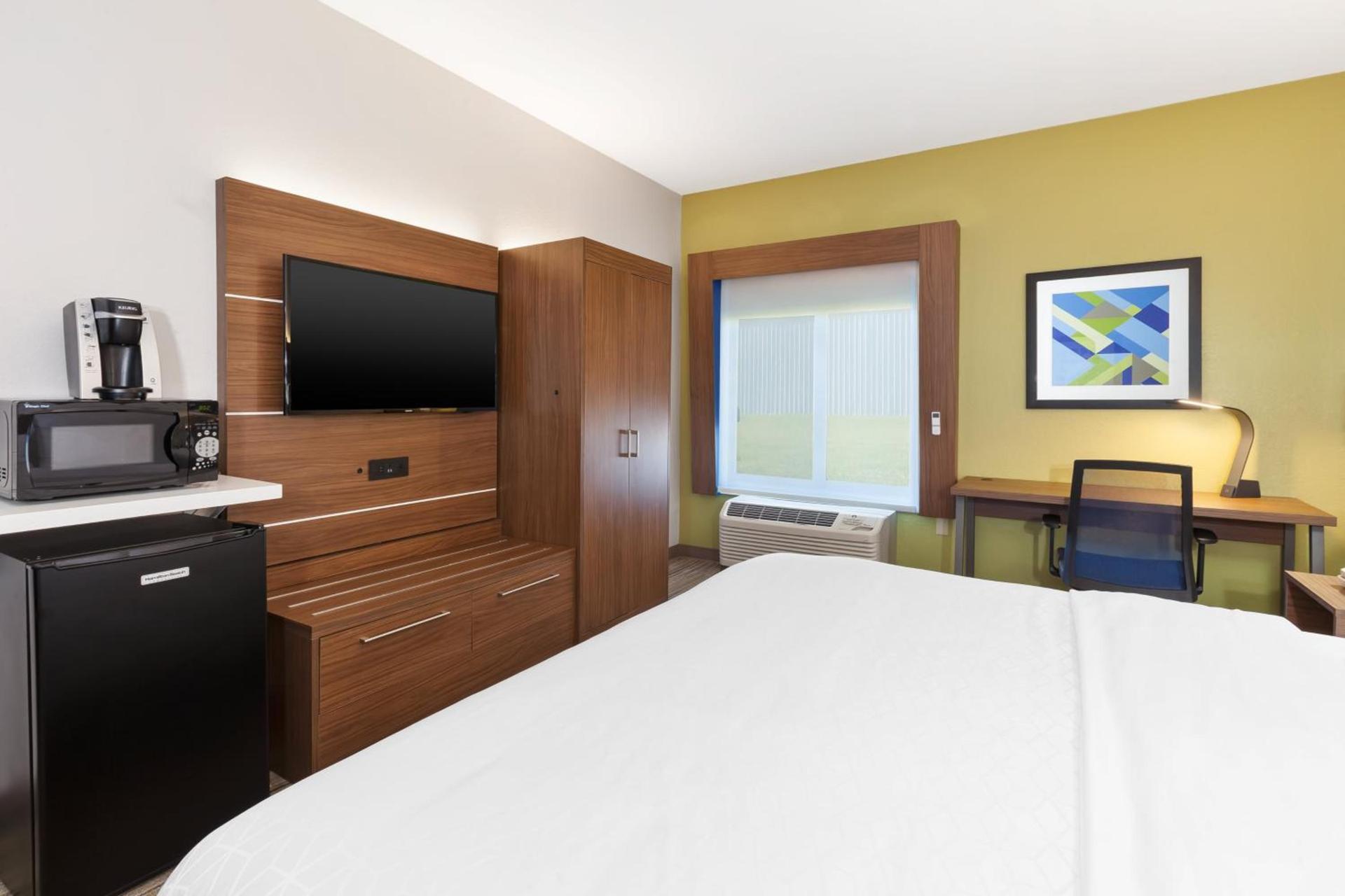 Holiday Inn Express and Suites Three Rivers by IHG photo 29