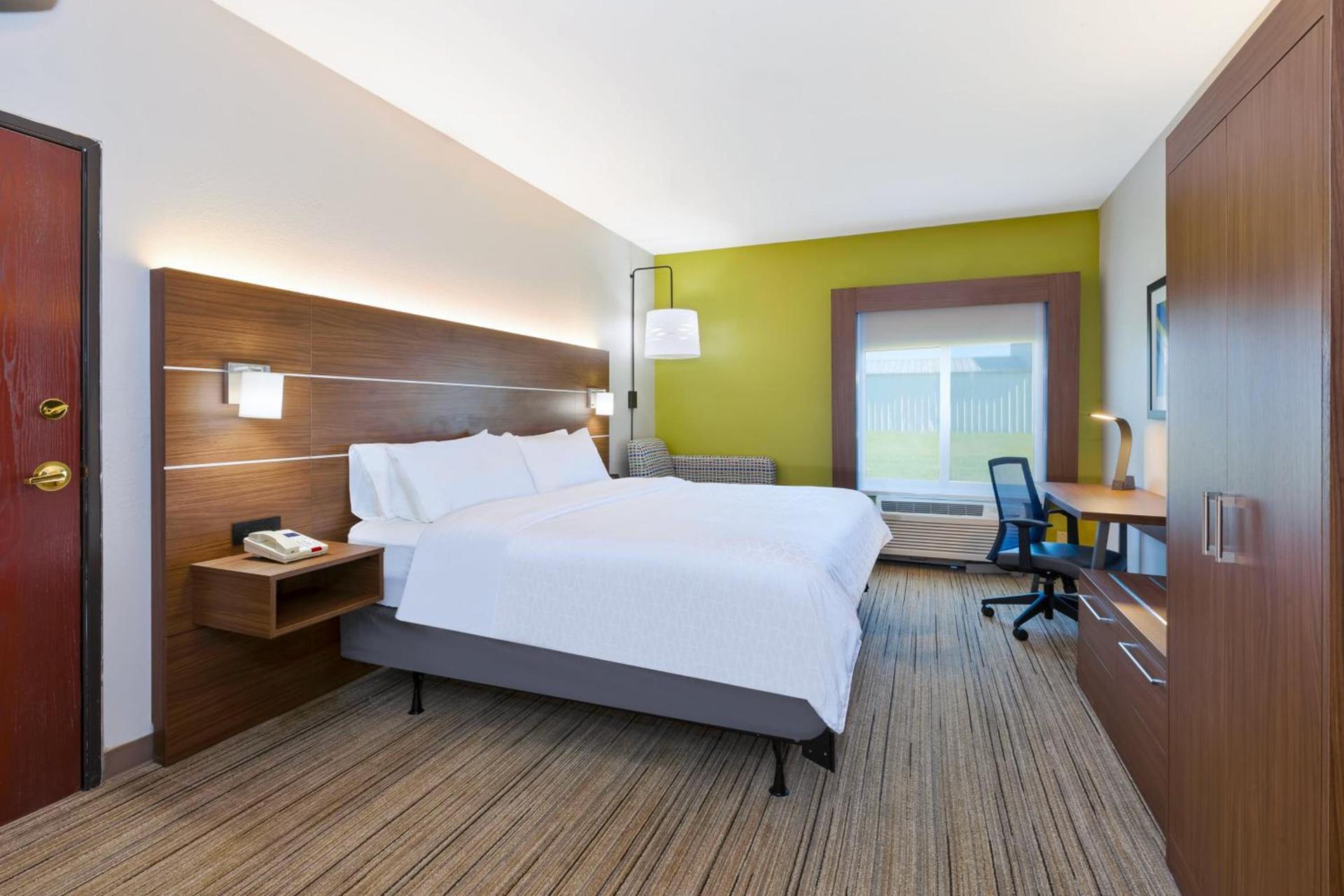 Holiday Inn Express and Suites Three Rivers by IHG photo 27