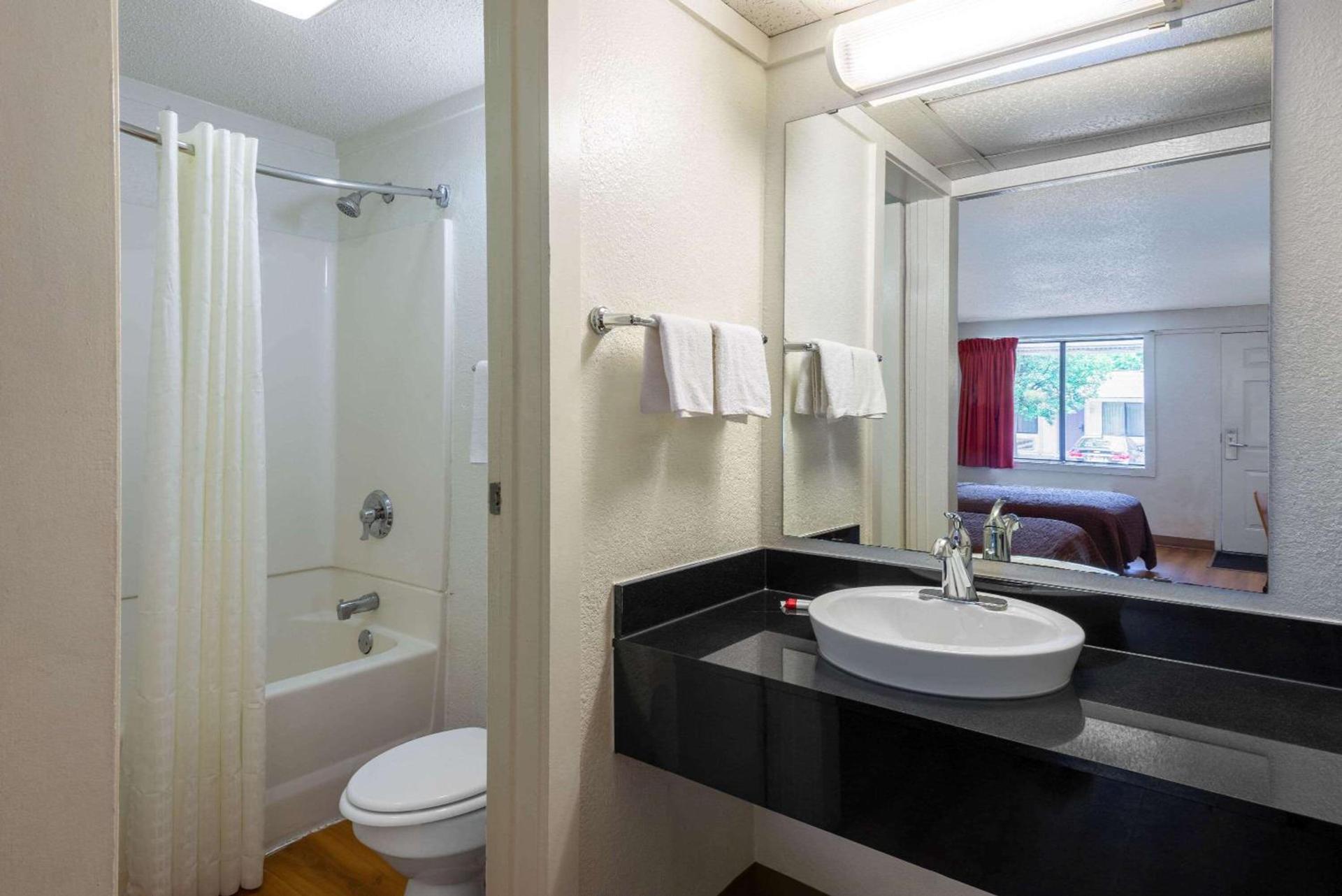 Travelodge by Wyndham Essington / Philadelphia Airport photo 22