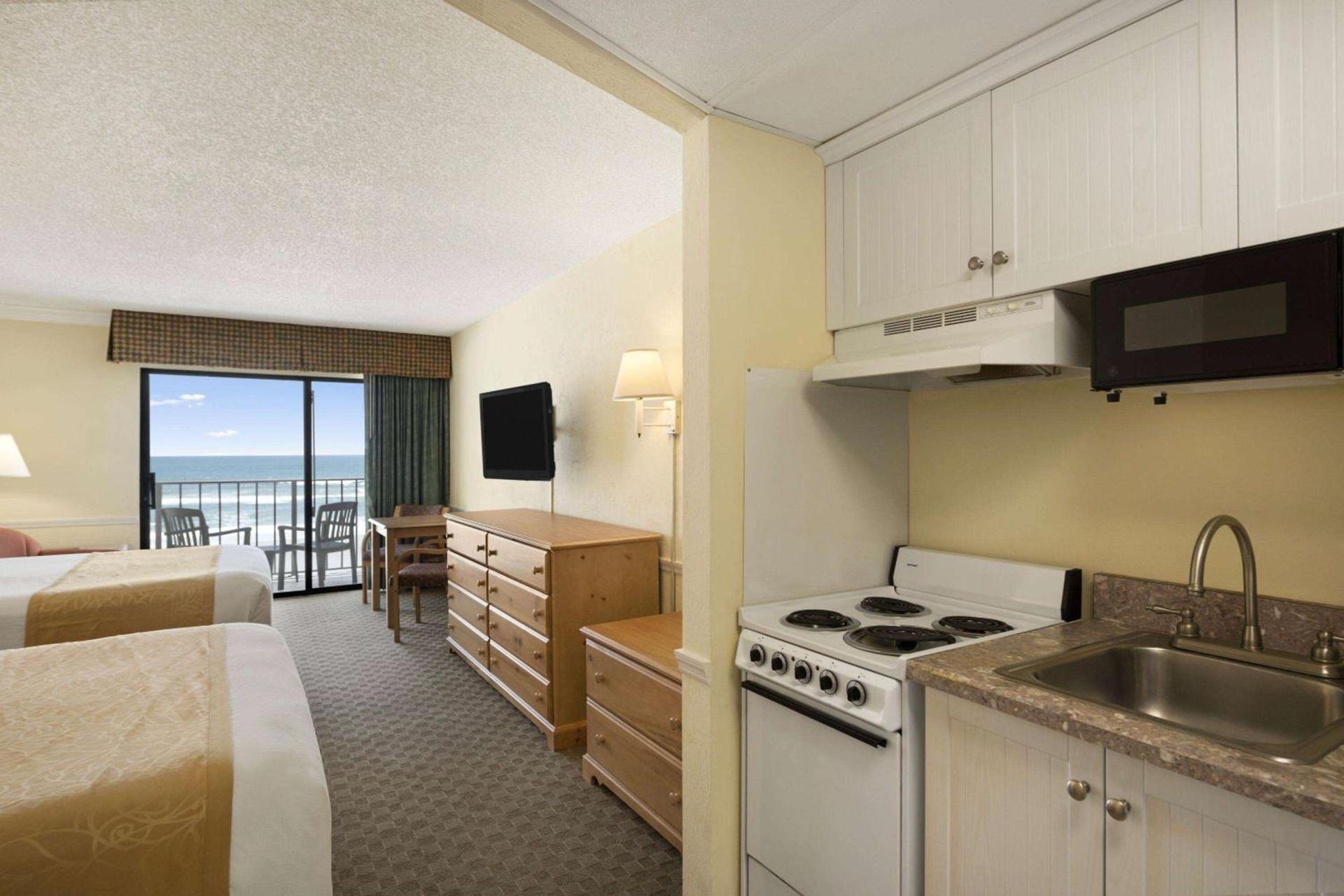 Days Inn by Wyndham Daytona Oceanfront photo 8
