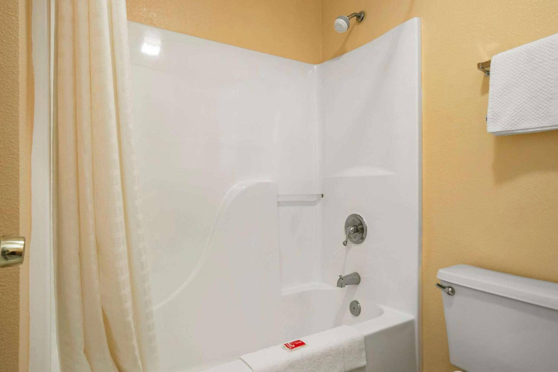 Econo Lodge Inn & Suites Evergreen photo 2