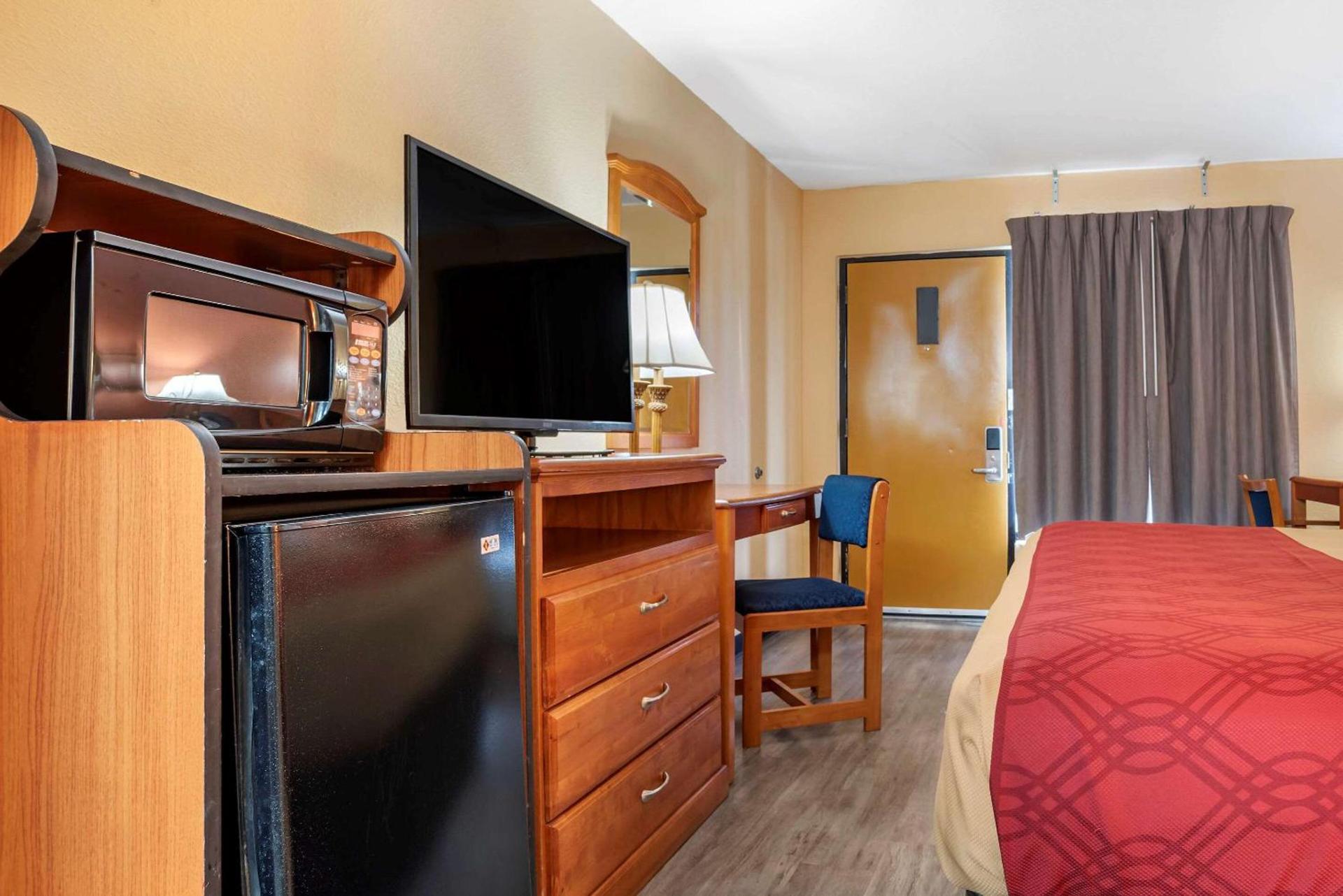 Econo Lodge Inn & Suites Evergreen photo 4