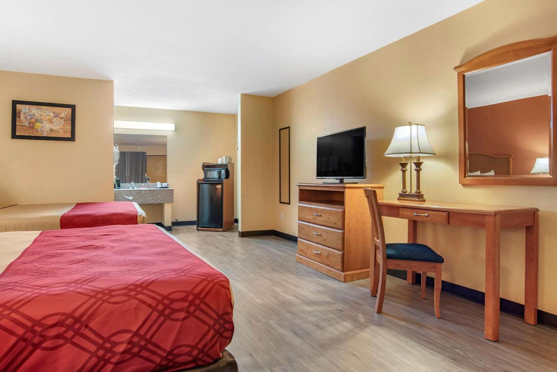 Econo Lodge Inn & Suites Evergreen photo 7