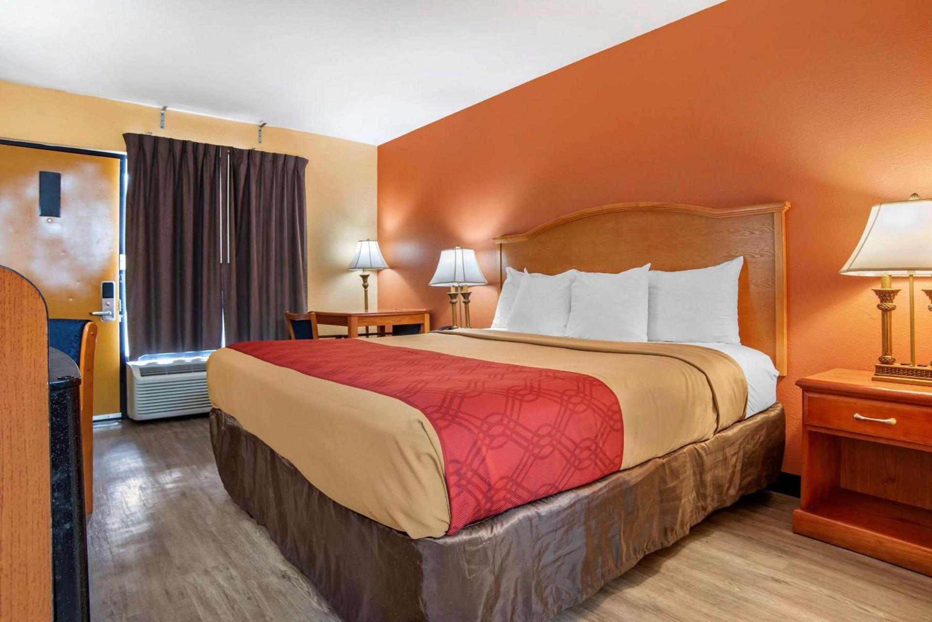 Econo Lodge Inn & Suites Evergreen photo 8