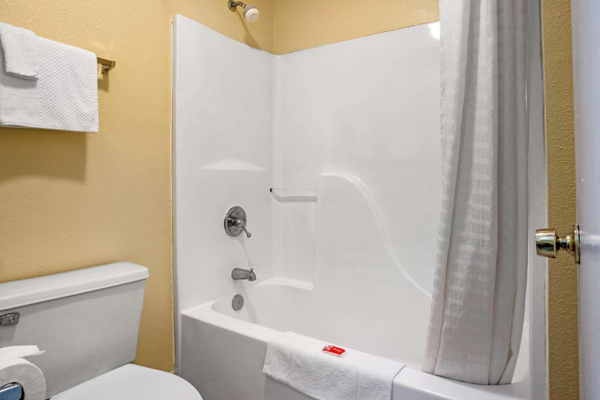 Econo Lodge Inn & Suites Evergreen photo 12