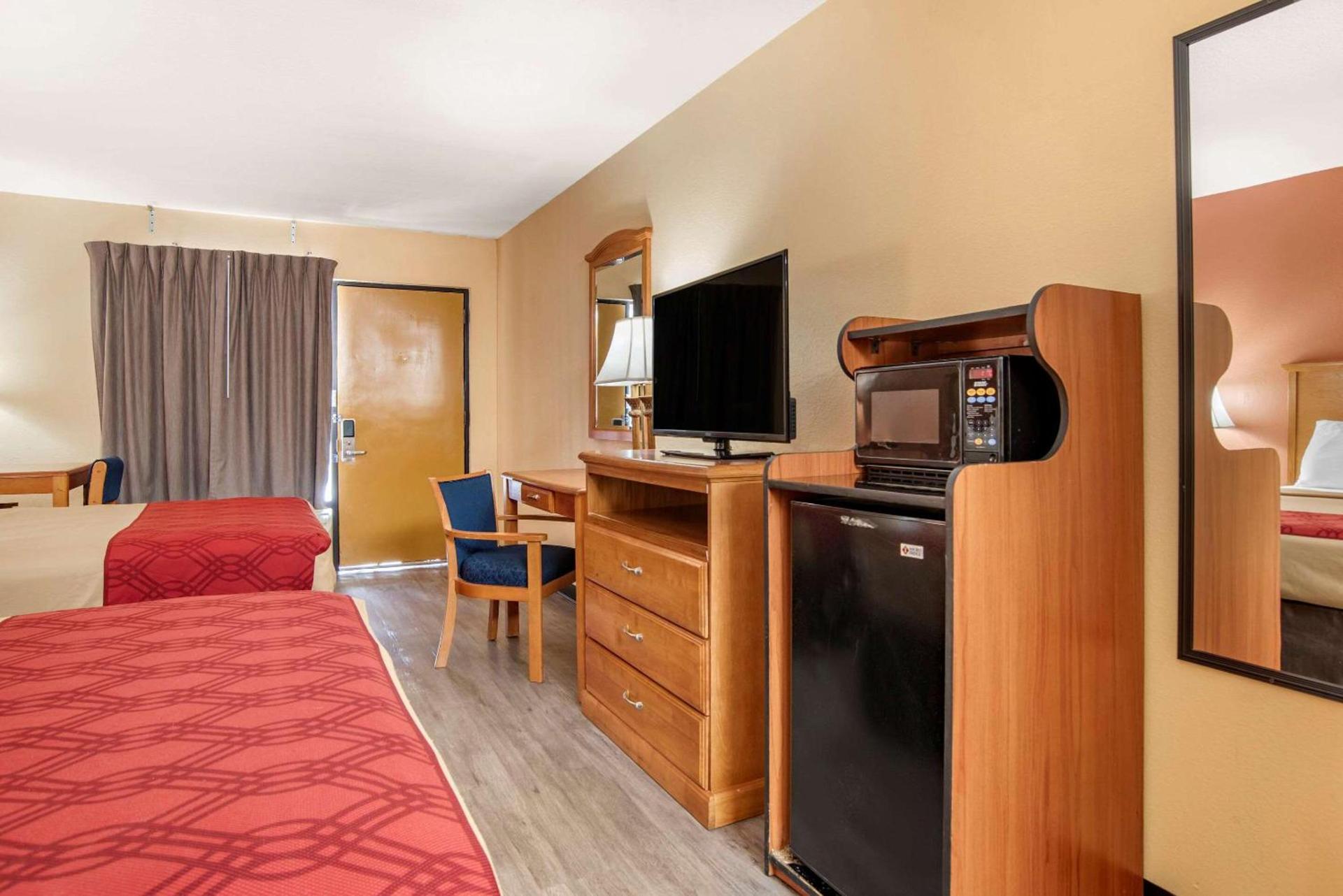 Econo Lodge Inn & Suites Evergreen photo 13