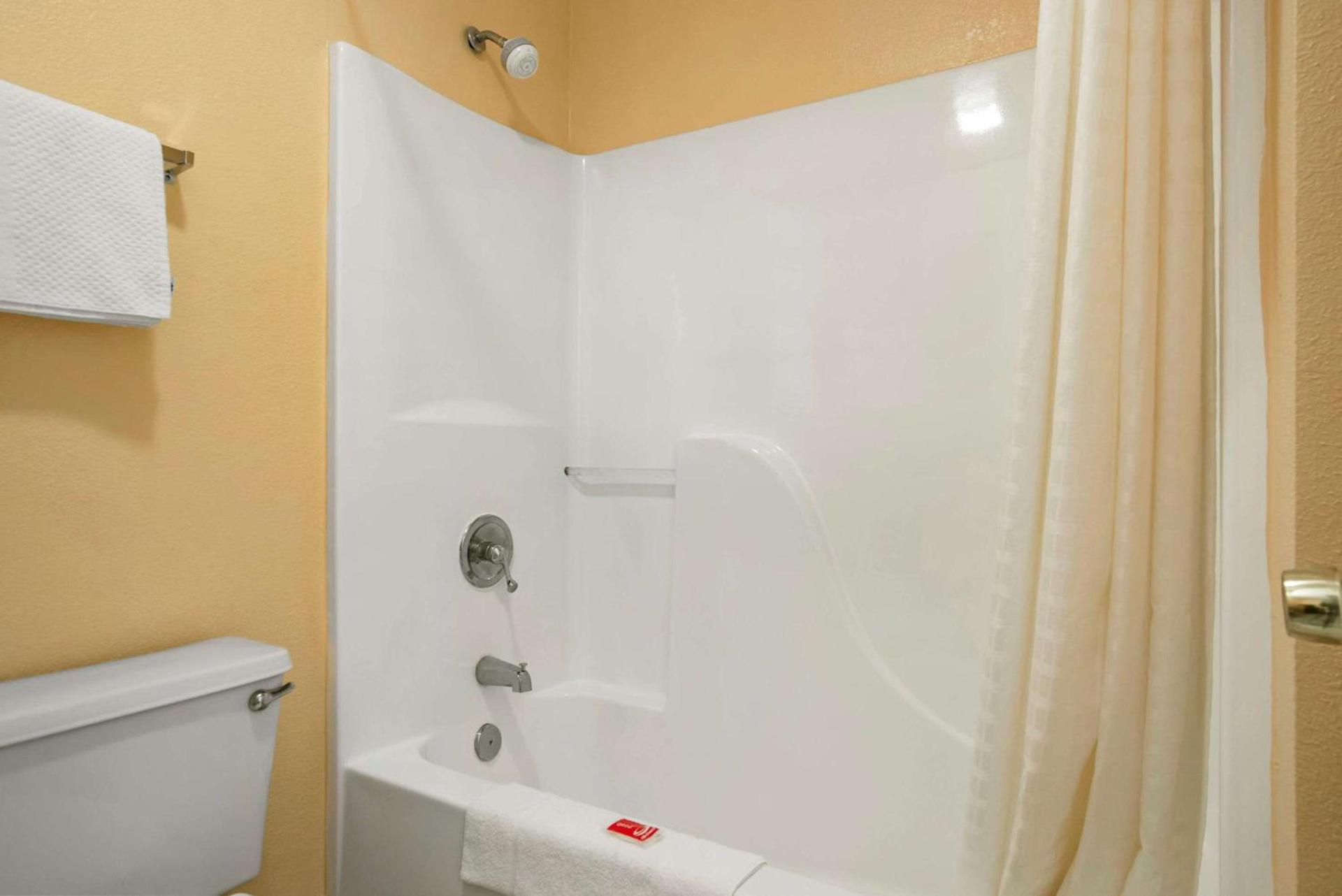 Econo Lodge Inn & Suites Evergreen photo 15