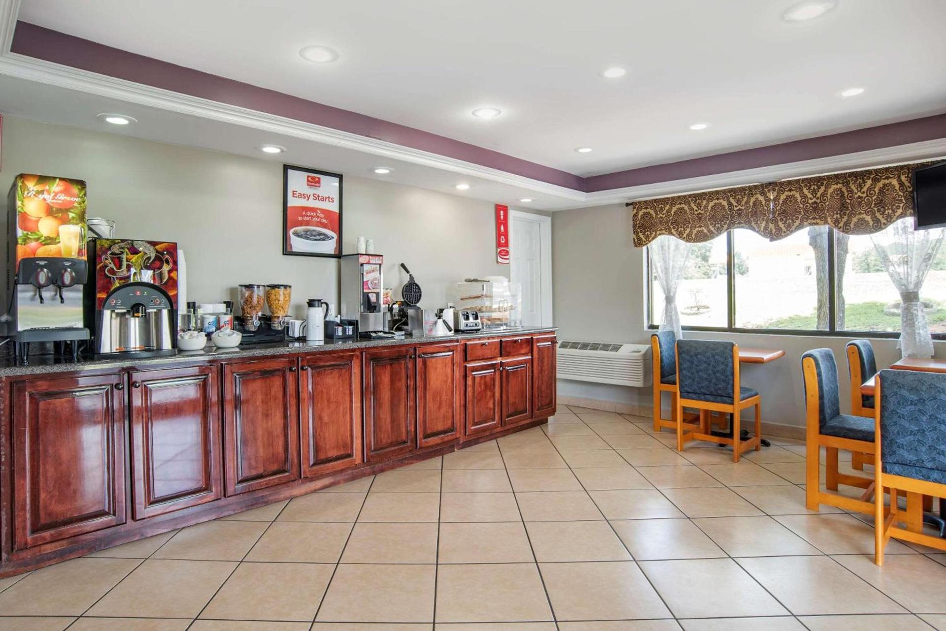 Econo Lodge Inn & Suites Evergreen photo 16