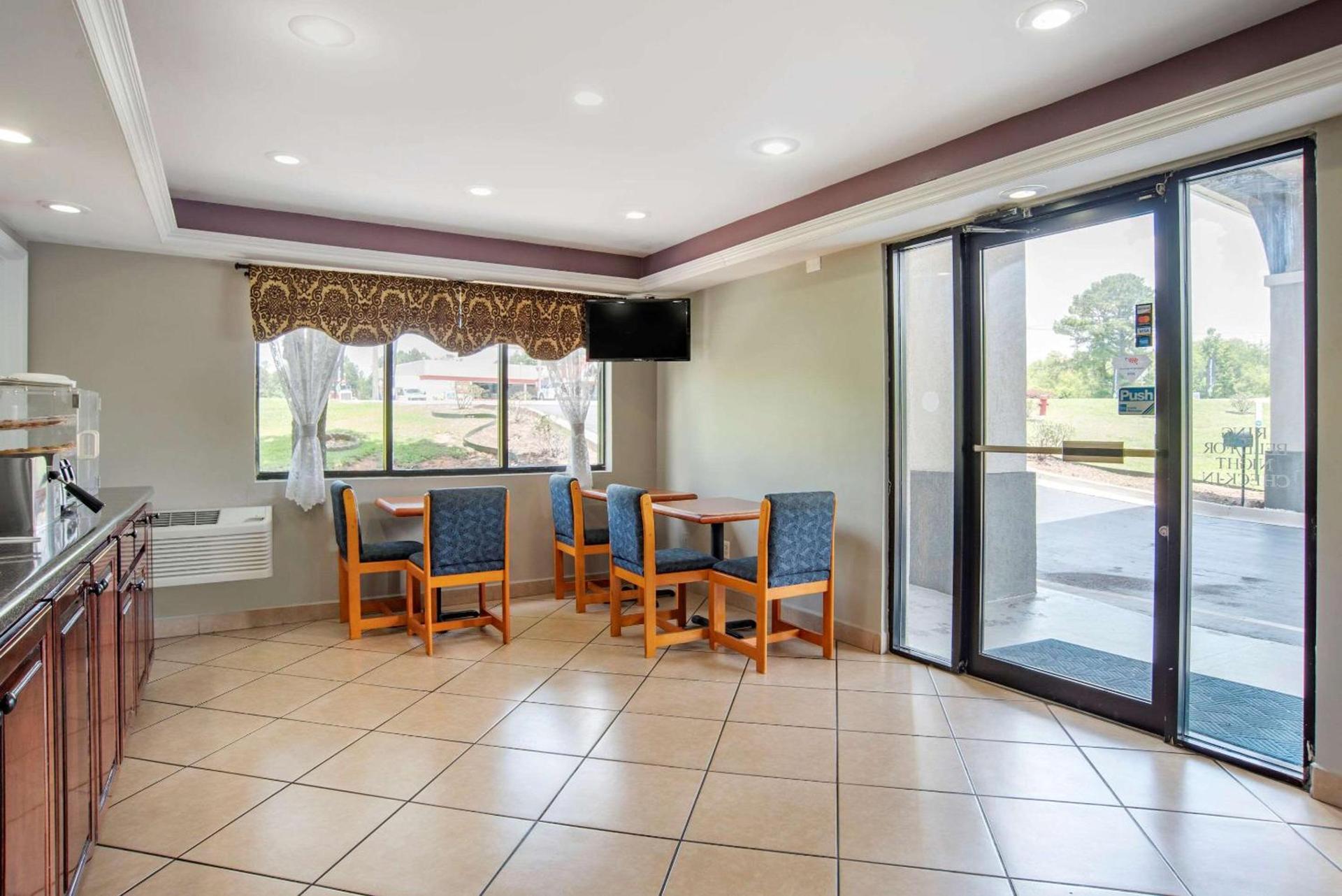 Econo Lodge Inn & Suites Evergreen photo 19
