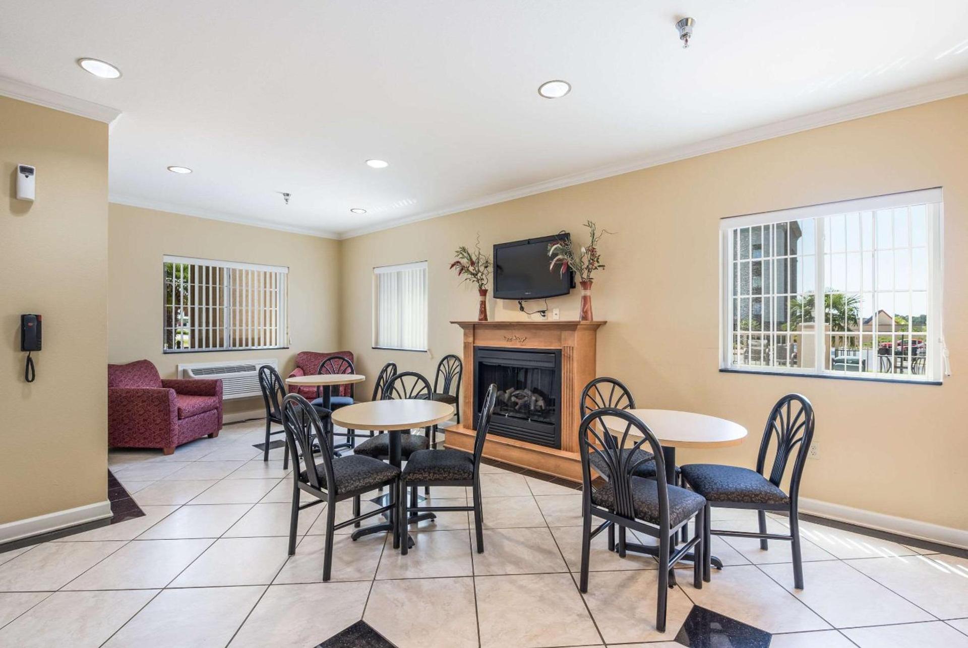 Econo Lodge Inn & Suites Bryant photo 6