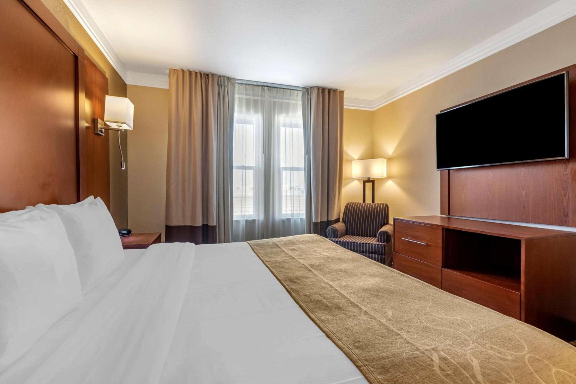 Comfort Suites Visalia - Convention Center photo 26
