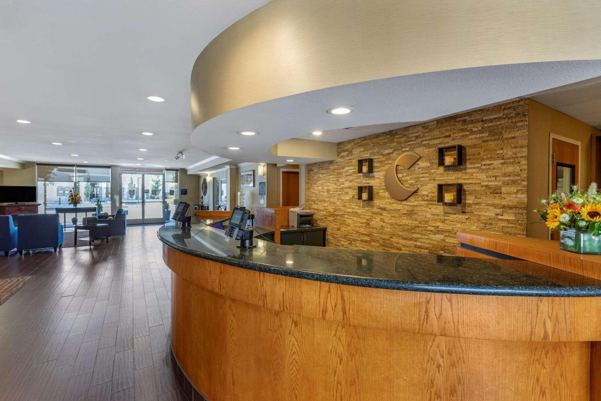 Comfort Suites Visalia - Convention Center photo 3