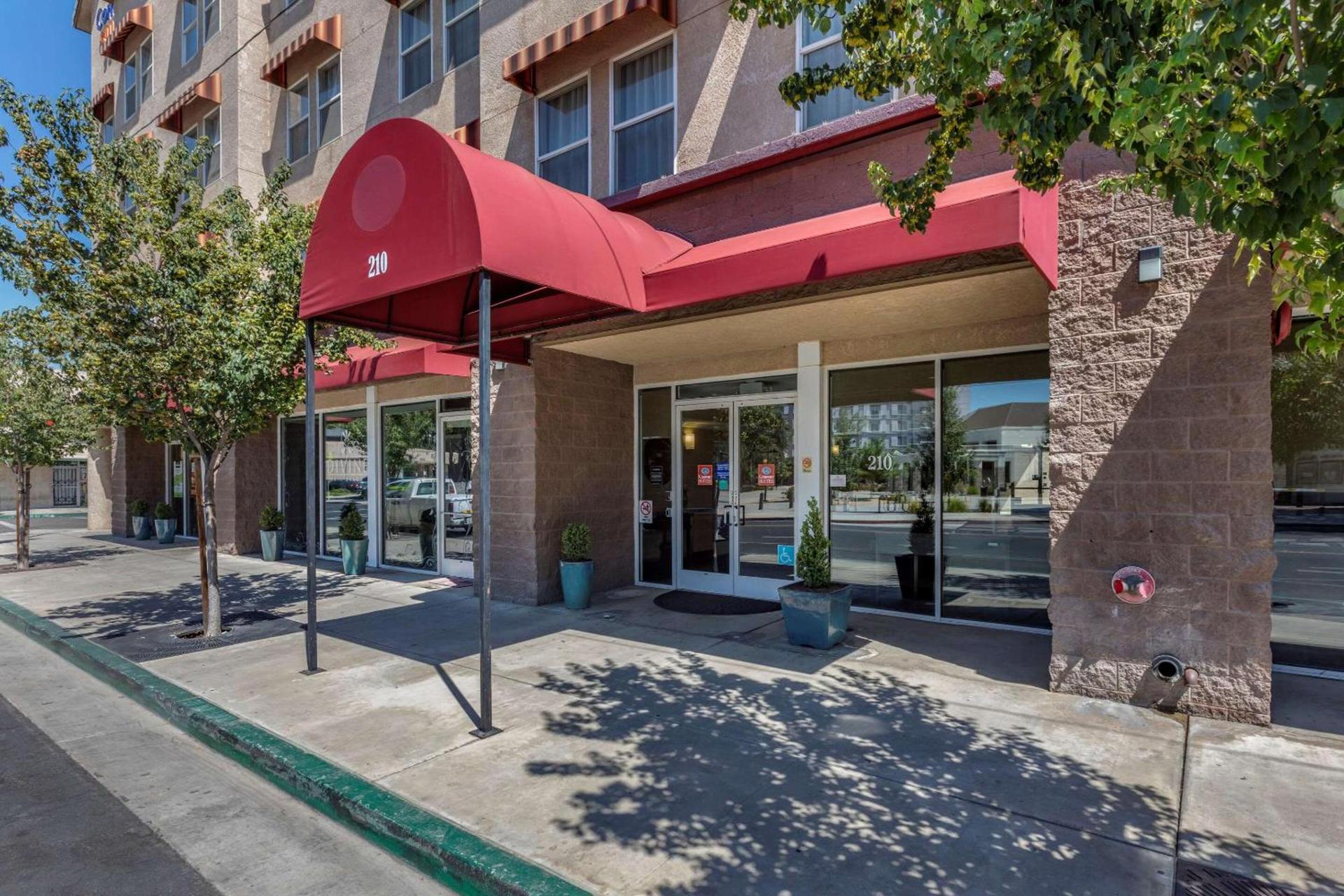 Comfort Suites Visalia - Convention Center photo 2