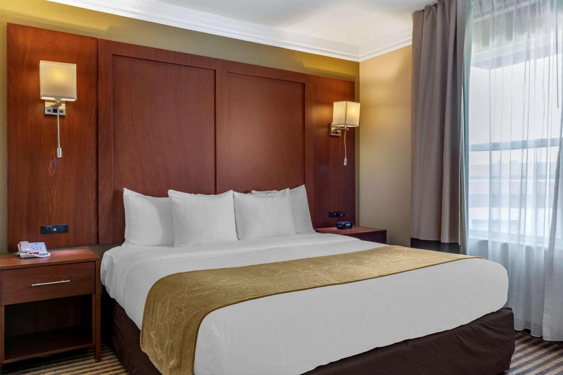 Comfort Suites Visalia - Convention Center photo 10