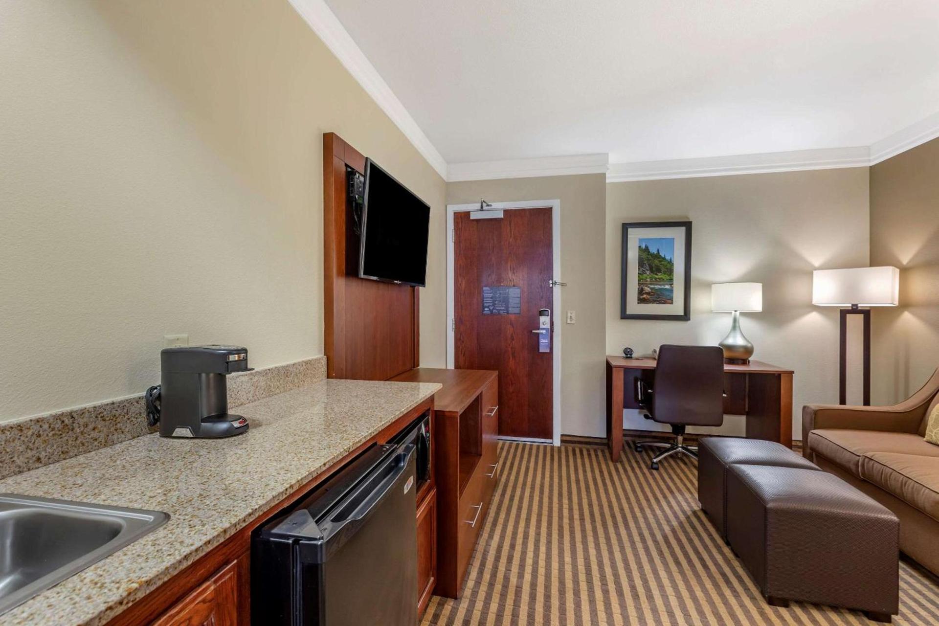 Comfort Suites Visalia - Convention Center photo 12