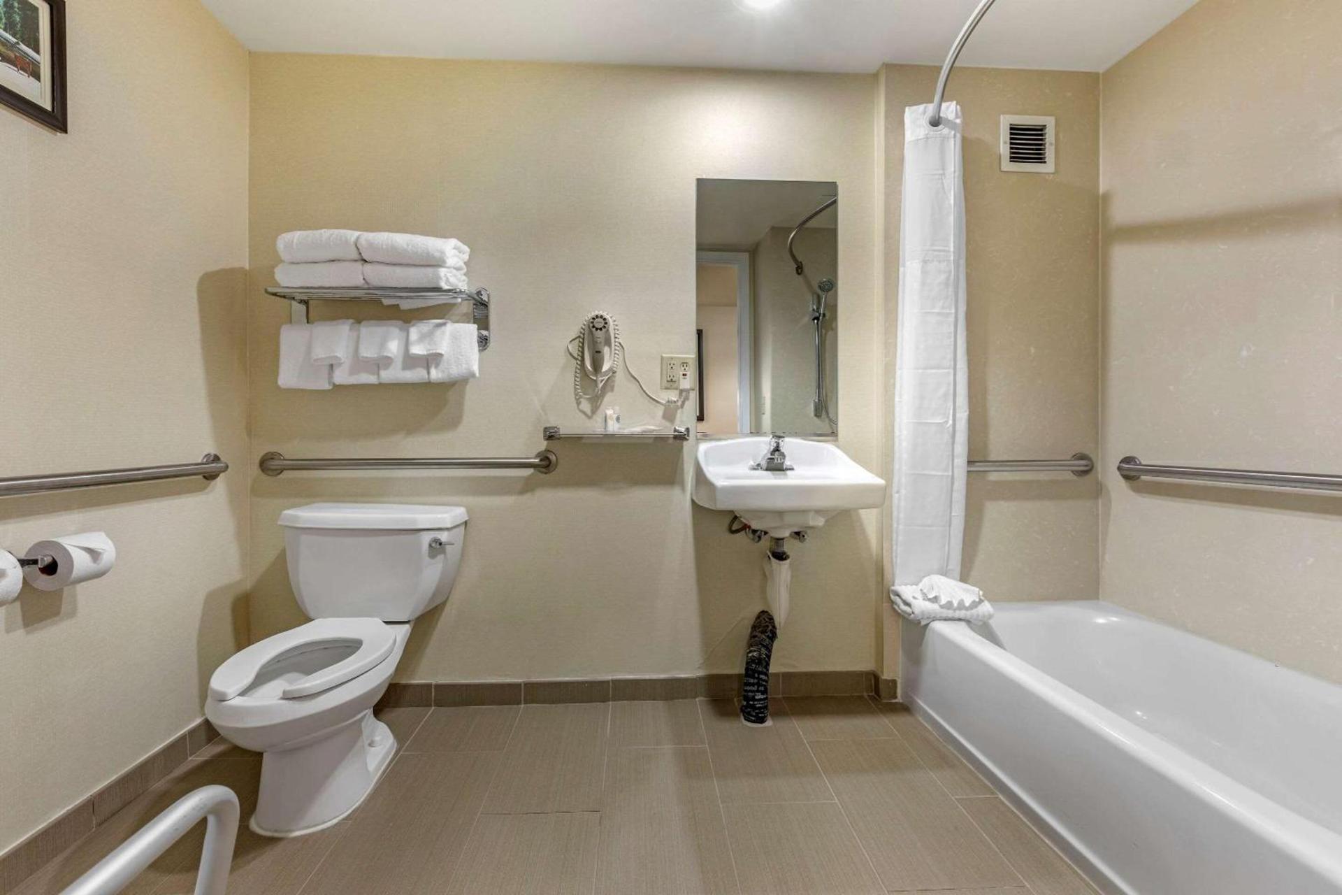 Comfort Suites Visalia - Convention Center photo 24