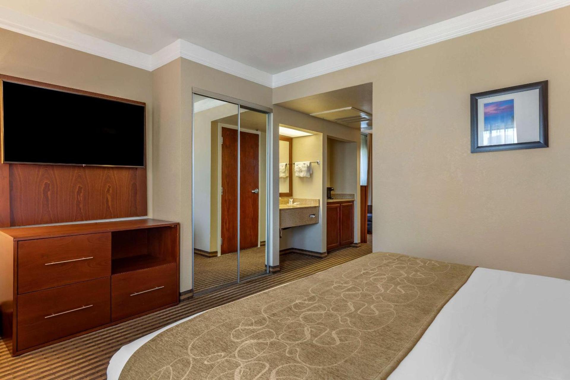 Comfort Suites Visalia - Convention Center photo 11