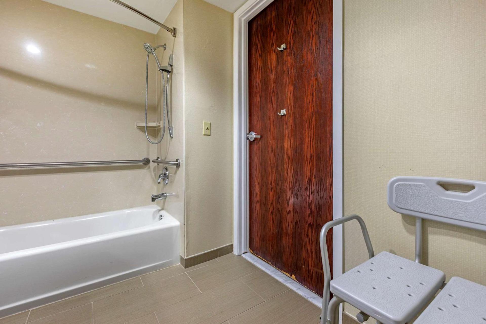 Comfort Suites Visalia - Convention Center photo 22