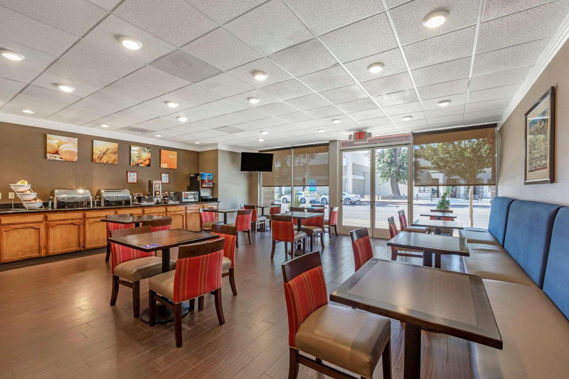 Comfort Suites Visalia - Convention Center photo 27