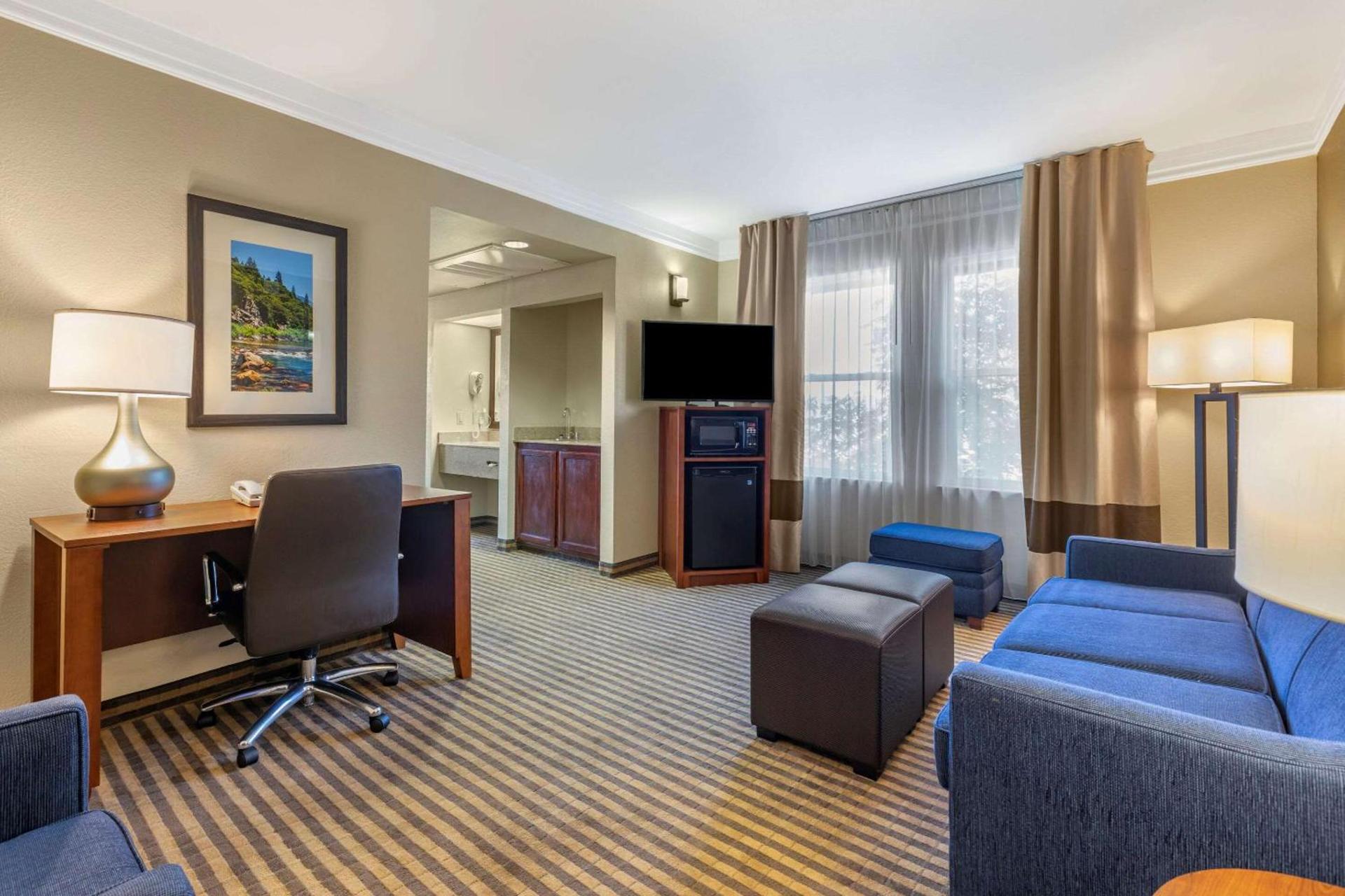 Comfort Suites Visalia - Convention Center photo 13