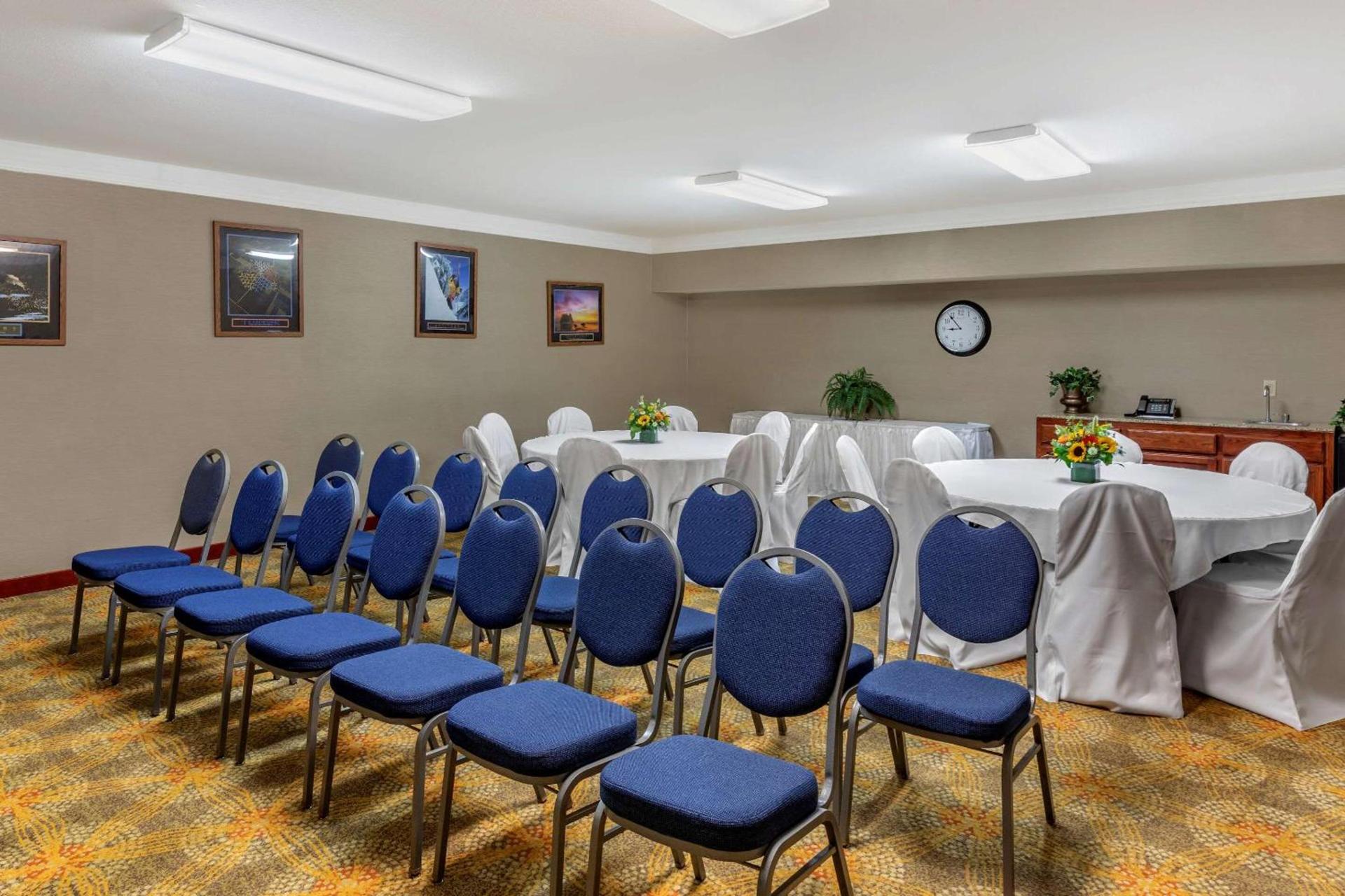 Comfort Suites Visalia - Convention Center photo 17