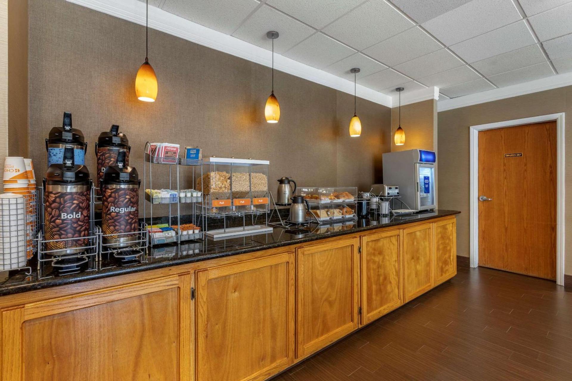 Comfort Suites Visalia - Convention Center photo 20