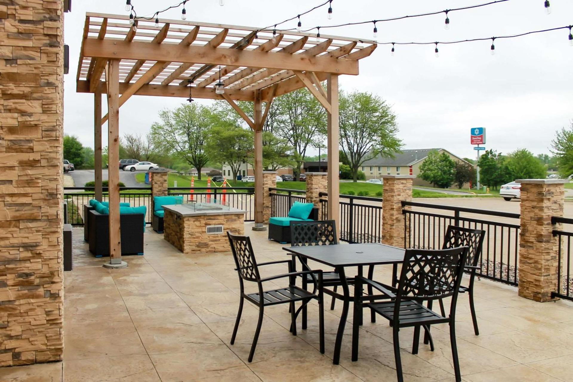 Clarion Pointe Bettendorf - Quad Cities photo 2