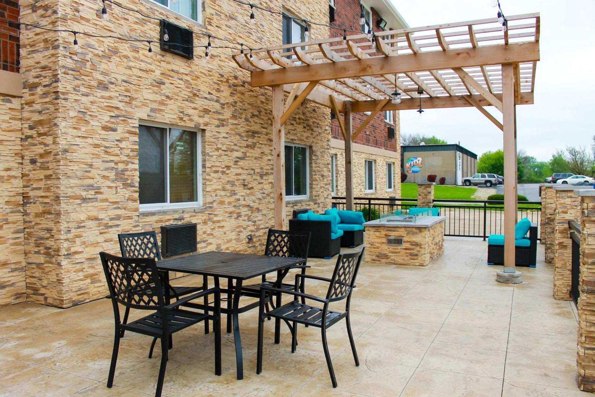 Clarion Pointe Bettendorf - Quad Cities photo 3