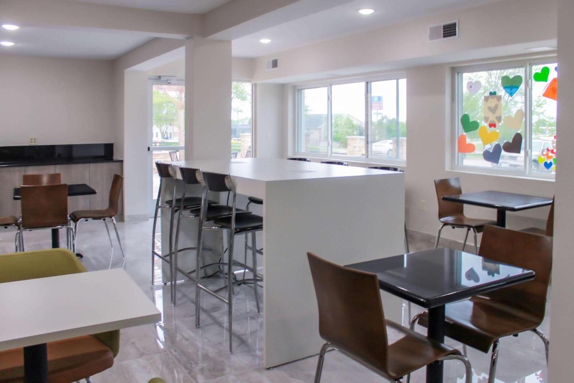 Clarion Pointe Bettendorf - Quad Cities photo 34