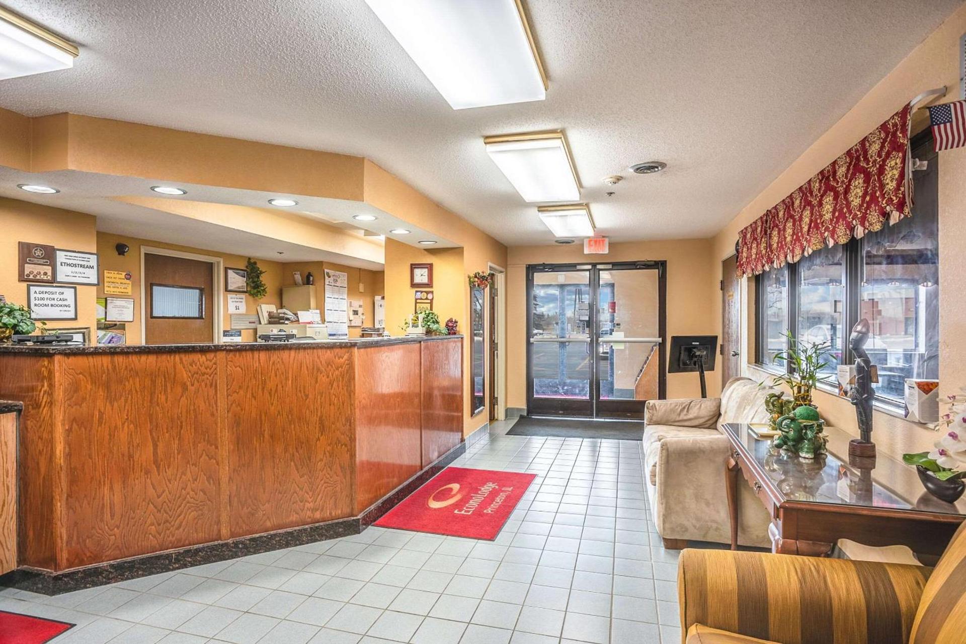 Econo Lodge Princeton photo 2