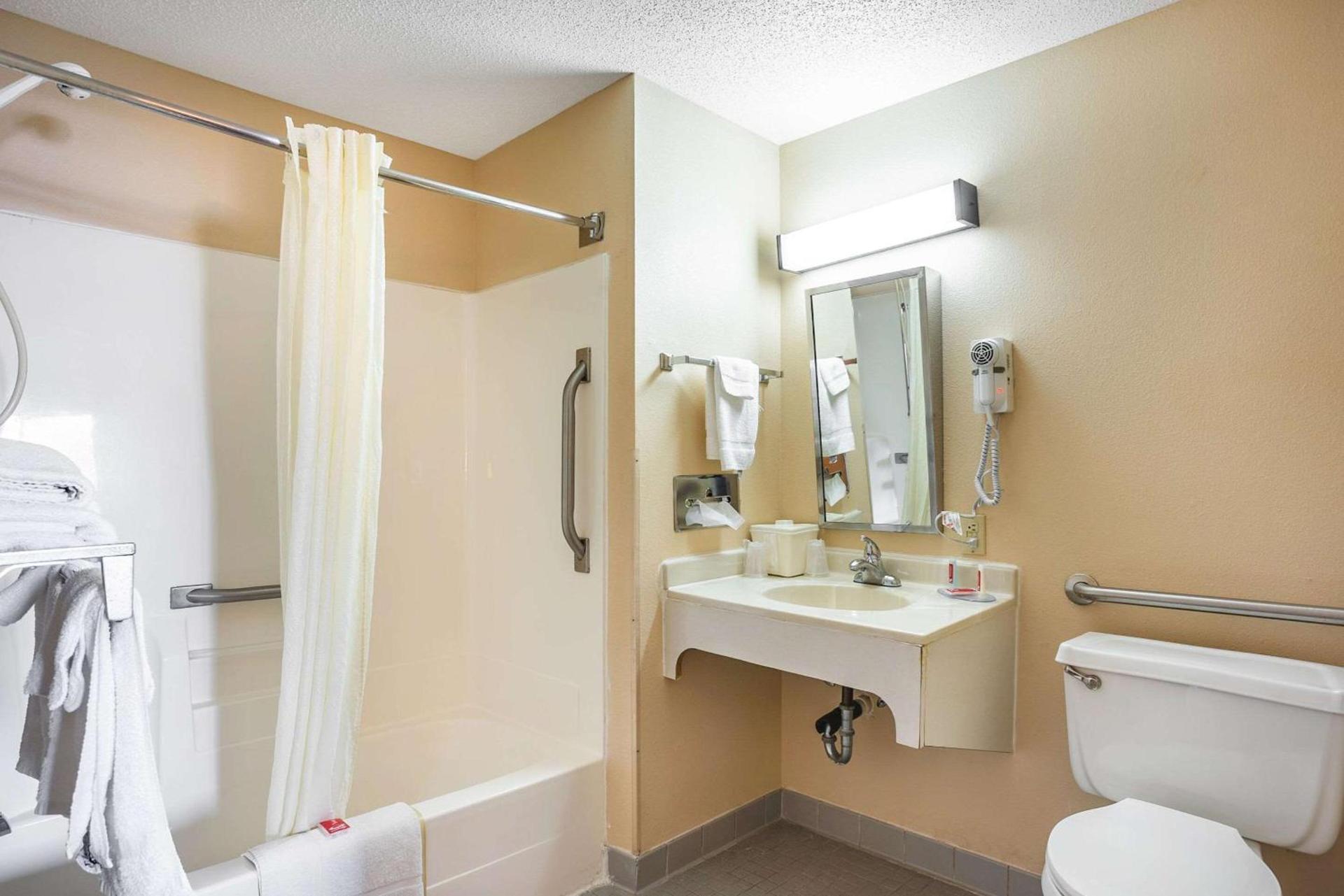 Econo Lodge Princeton photo 9