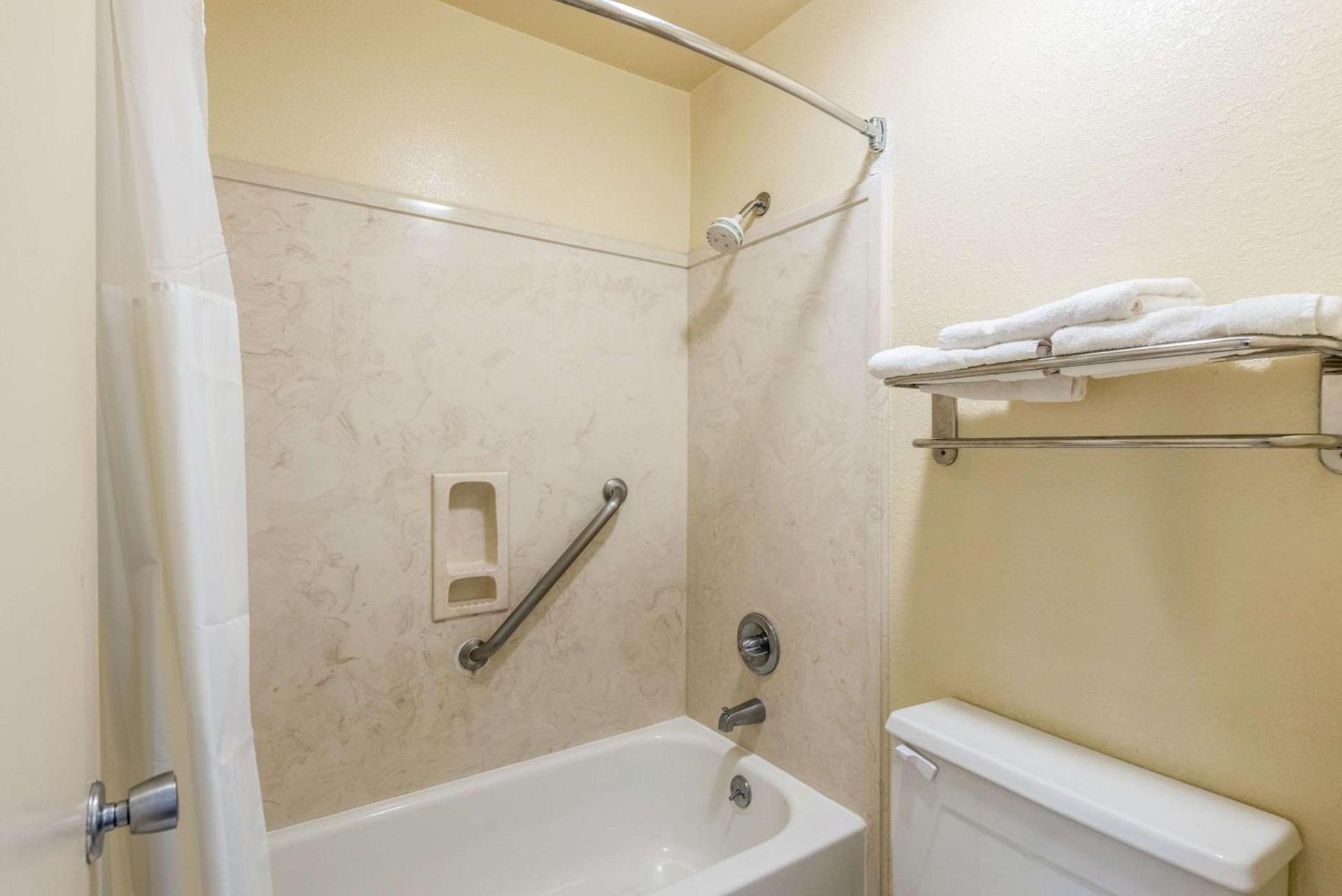 Econo Lodge Vicksburg photo 13