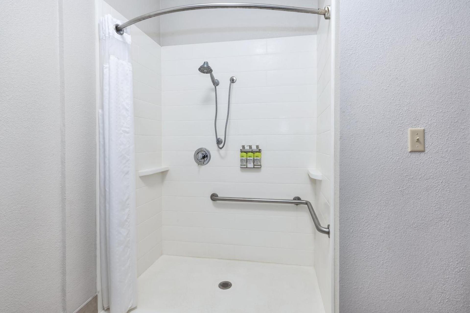 Holiday Inn Express and Suites Three Rivers by IHG photo 2