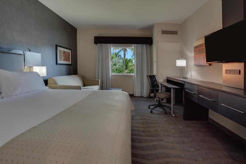 Holiday Inn Express & Suites Naples Downtown - 5th Avenue by IHG photo 12
