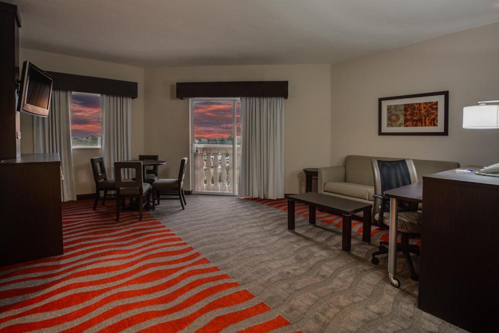 Holiday Inn Express & Suites Naples Downtown - 5th Avenue by IHG photo 11