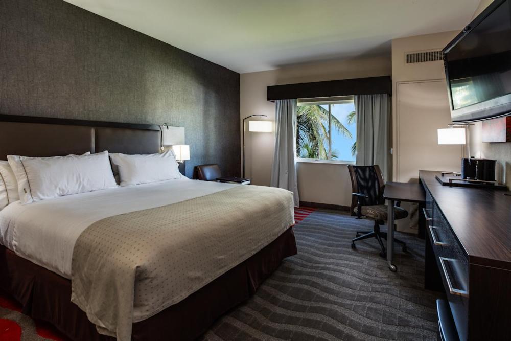Holiday Inn Express & Suites Naples Downtown - 5th Avenue by IHG photo 9