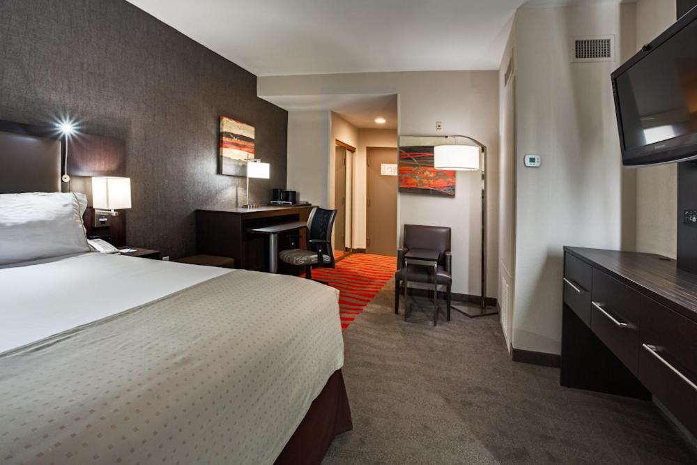 Holiday Inn Express & Suites Naples Downtown - 5th Avenue by IHG photo 4