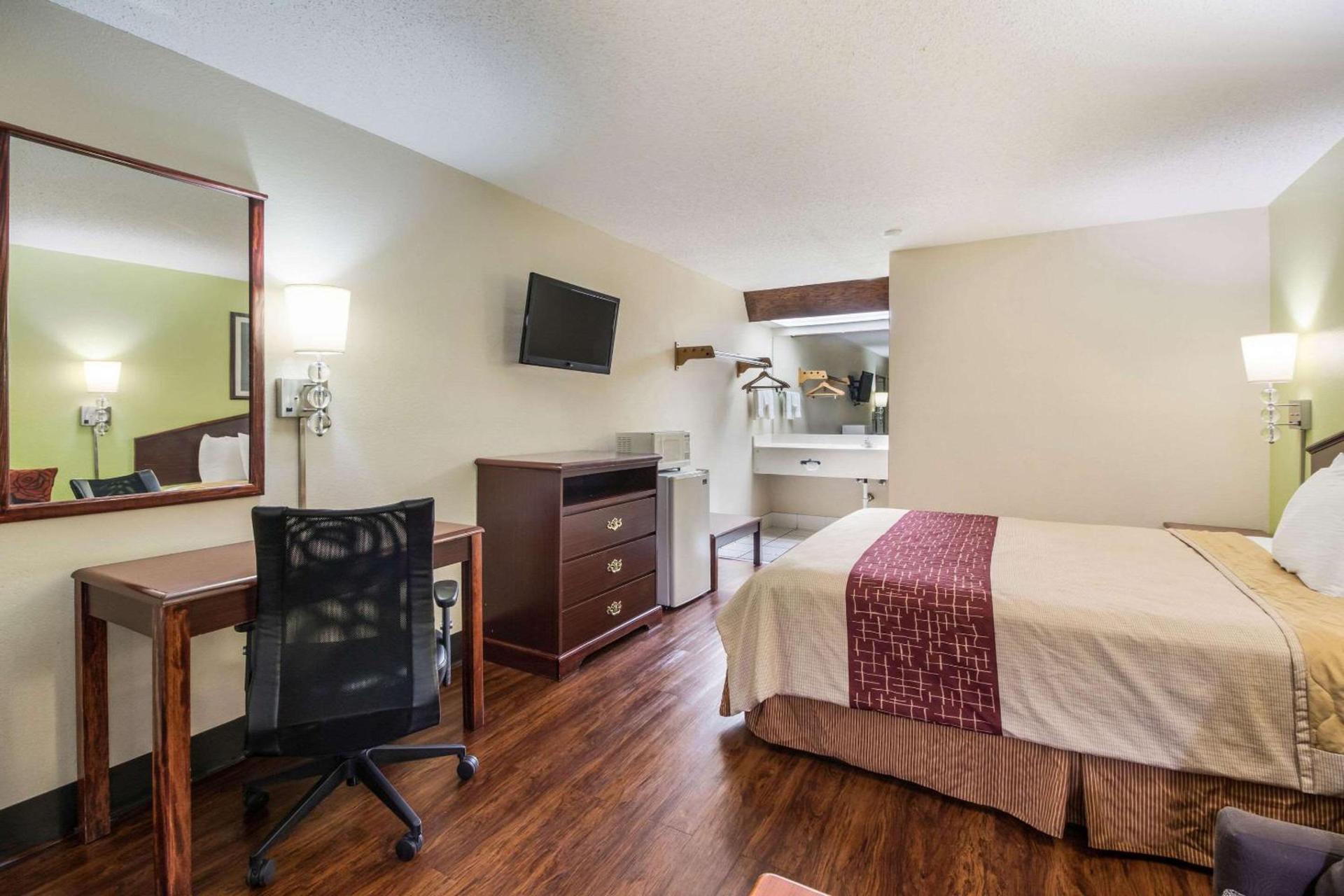Rodeway Inn Bolivar photo 11