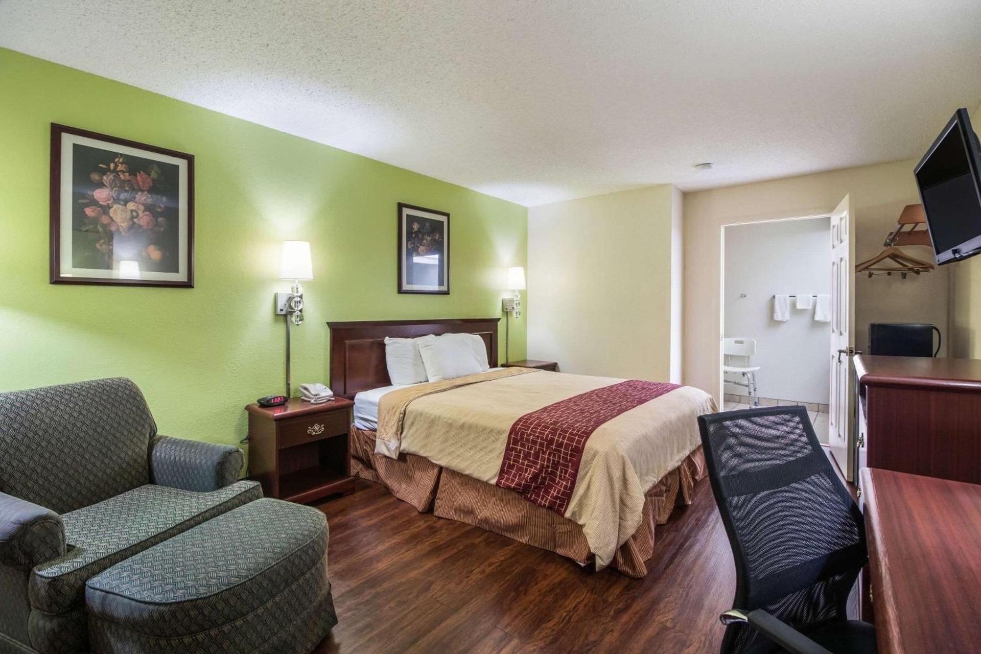 Rodeway Inn Bolivar photo 14