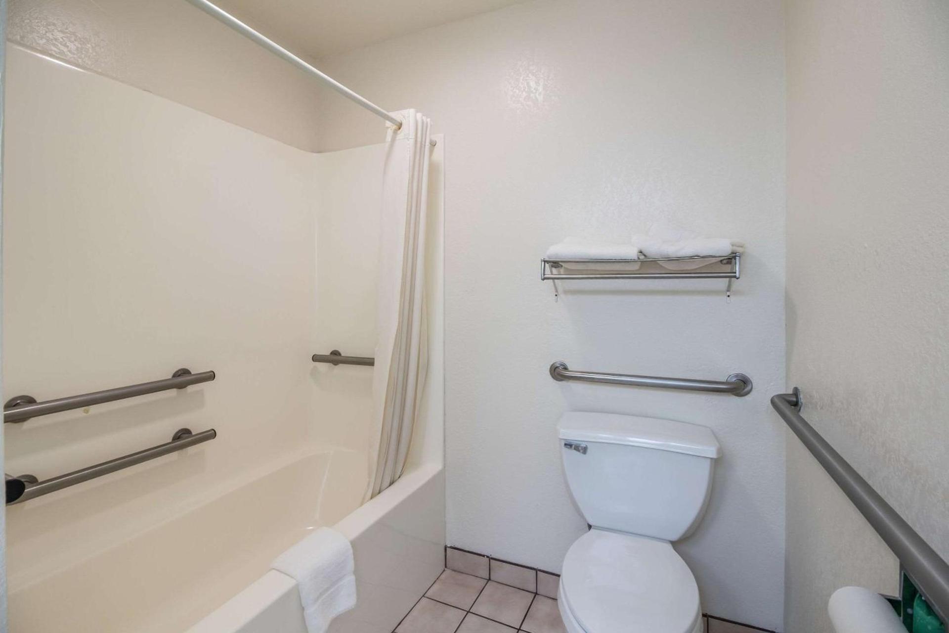 Rodeway Inn Bolivar photo 19