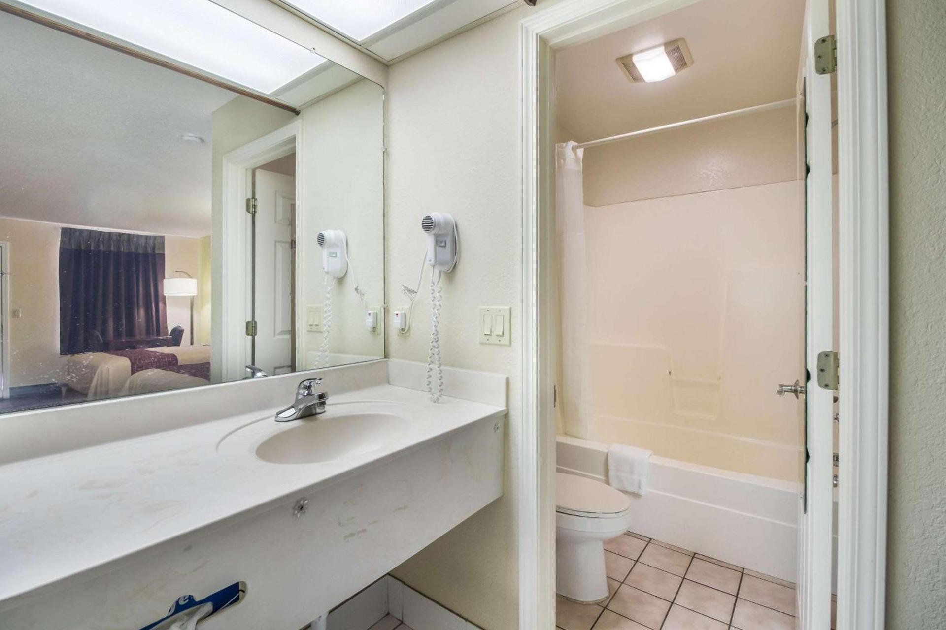 Rodeway Inn Bolivar photo 24