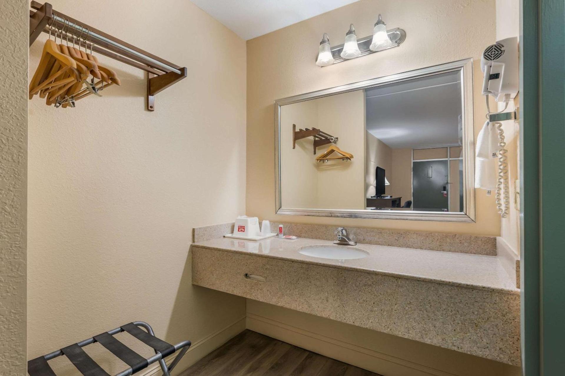 Econo Lodge Cullman South photo 9