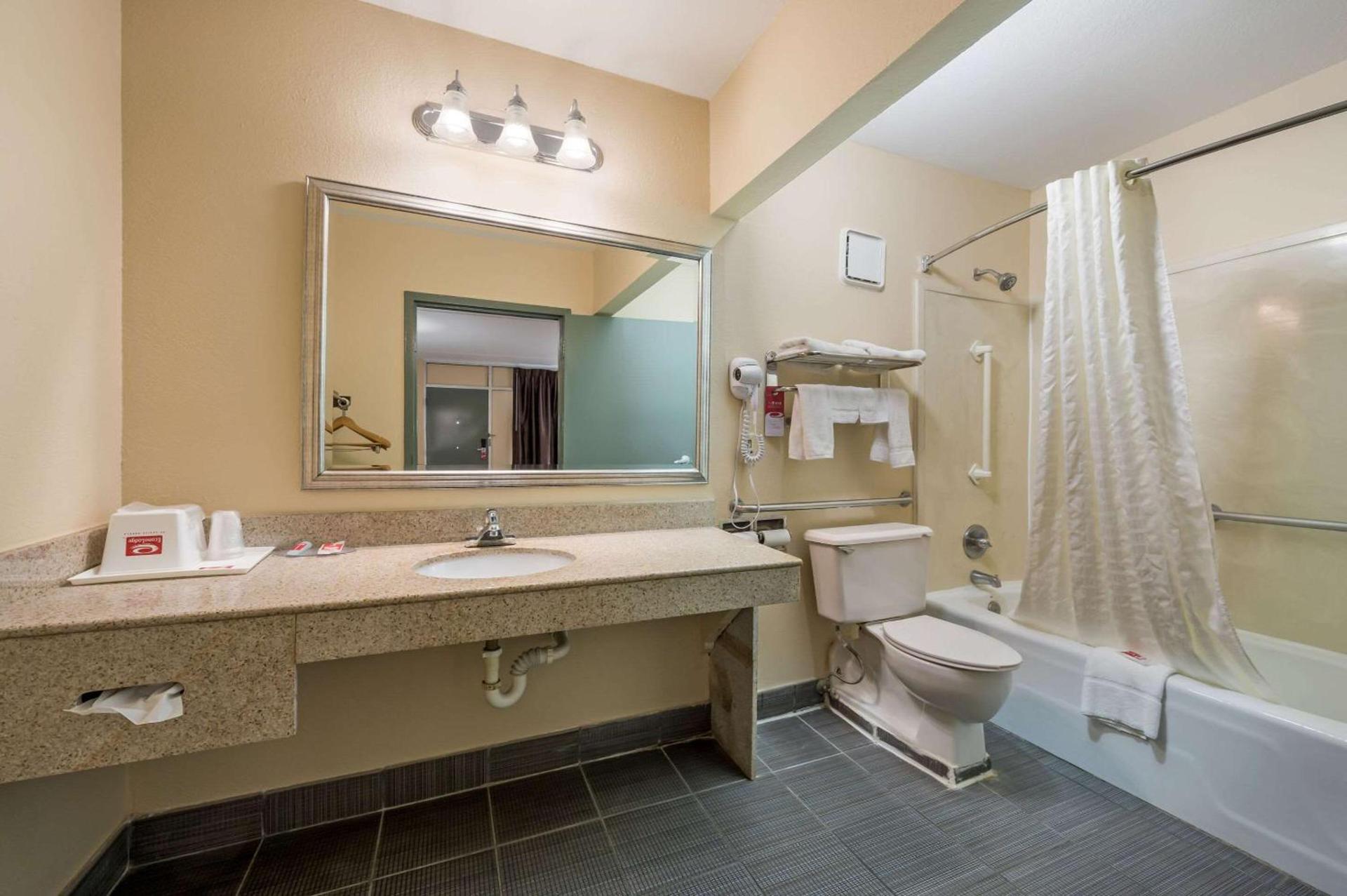 Econo Lodge Cullman South photo 13