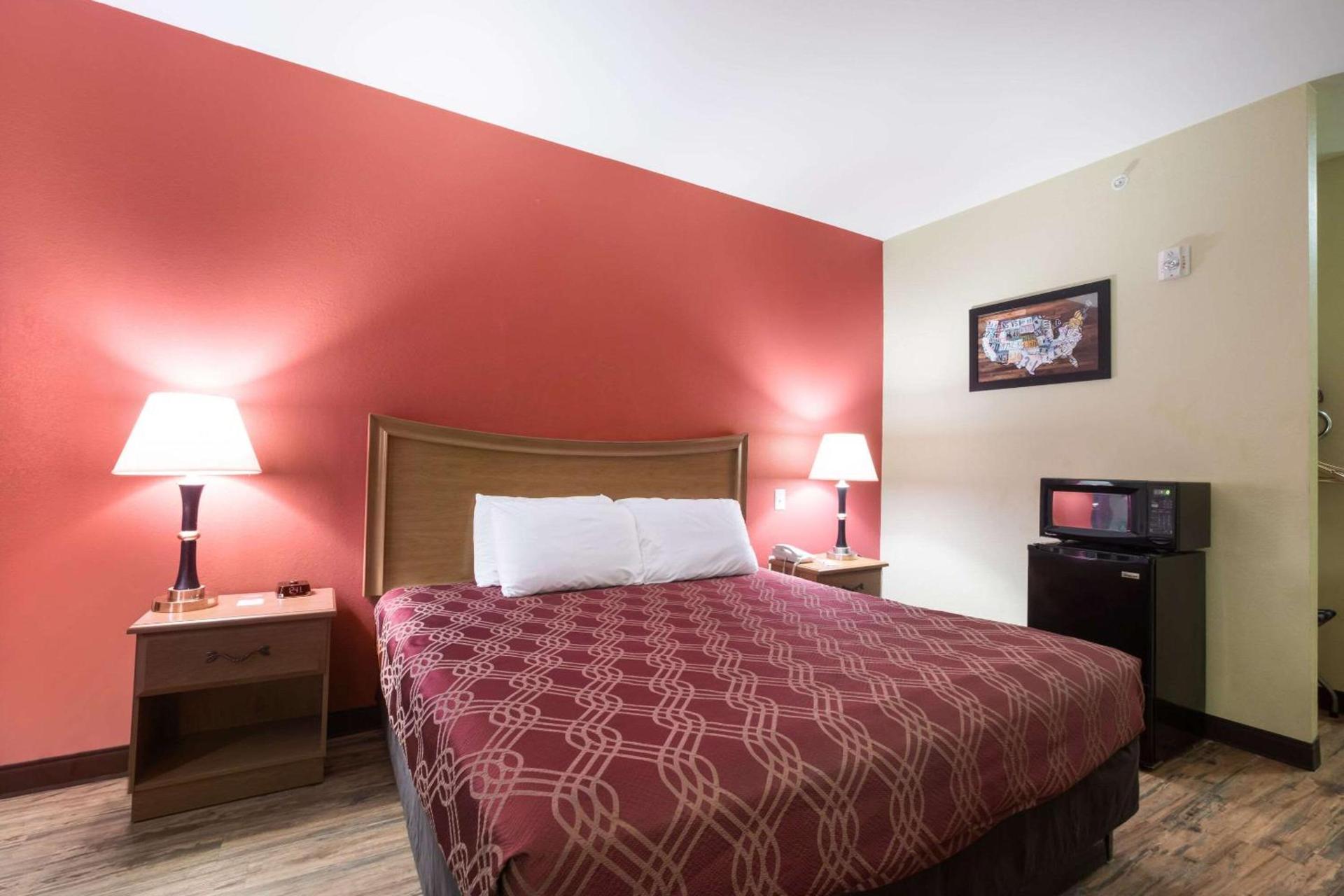 Econo Lodge Inn & Suites Rockmart photo 8