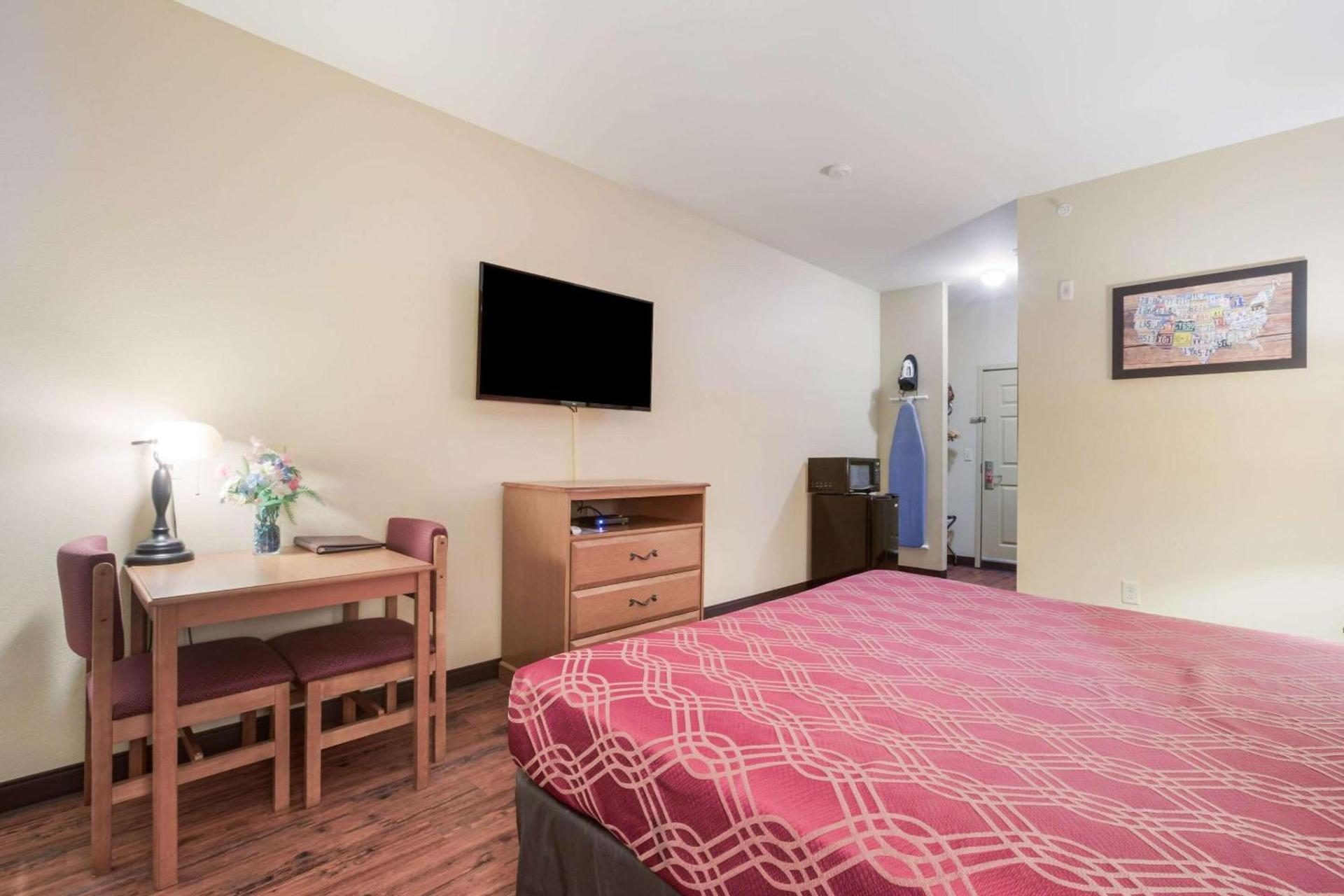 Econo Lodge Inn & Suites Rockmart photo 10