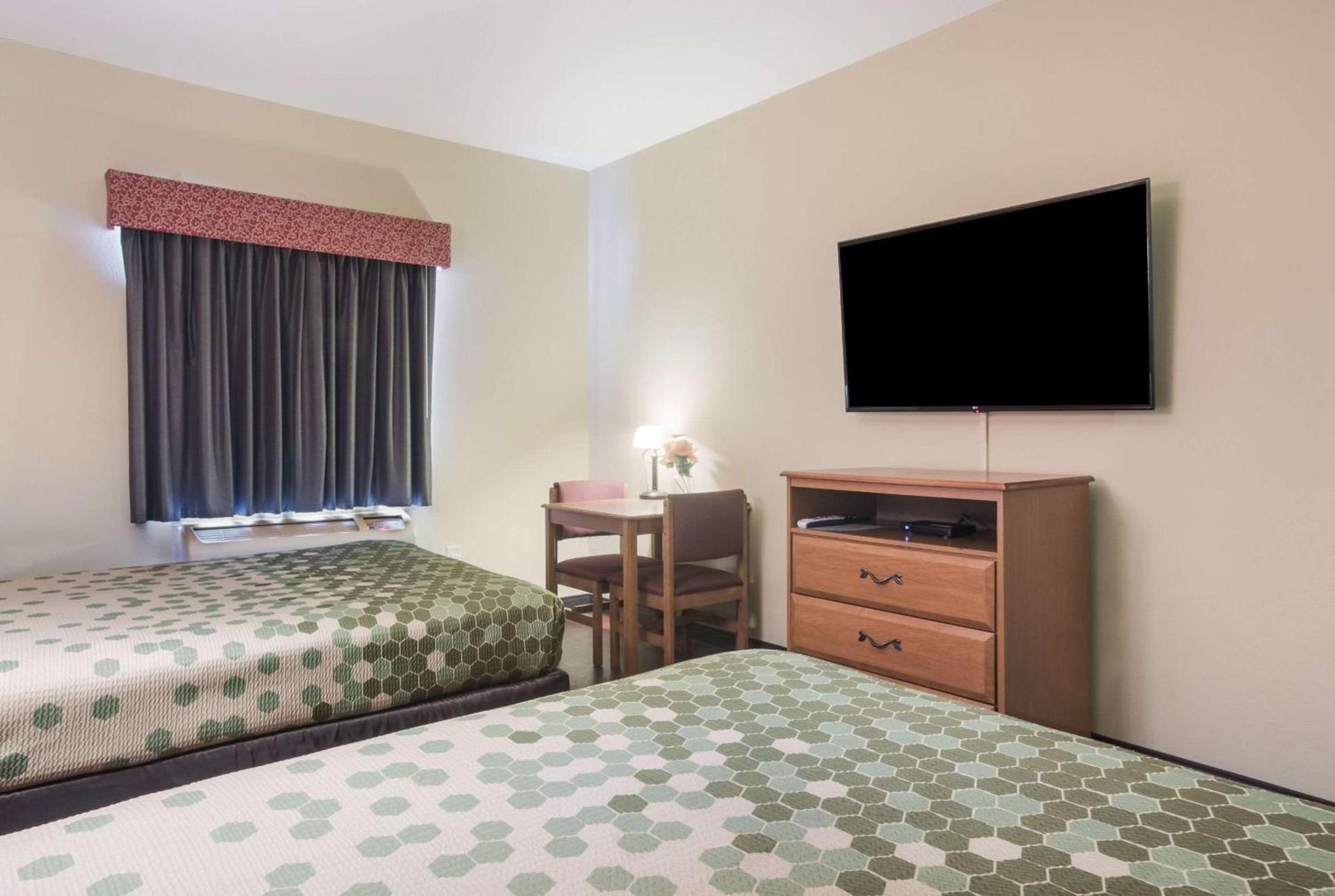 Econo Lodge Inn & Suites Rockmart photo 13