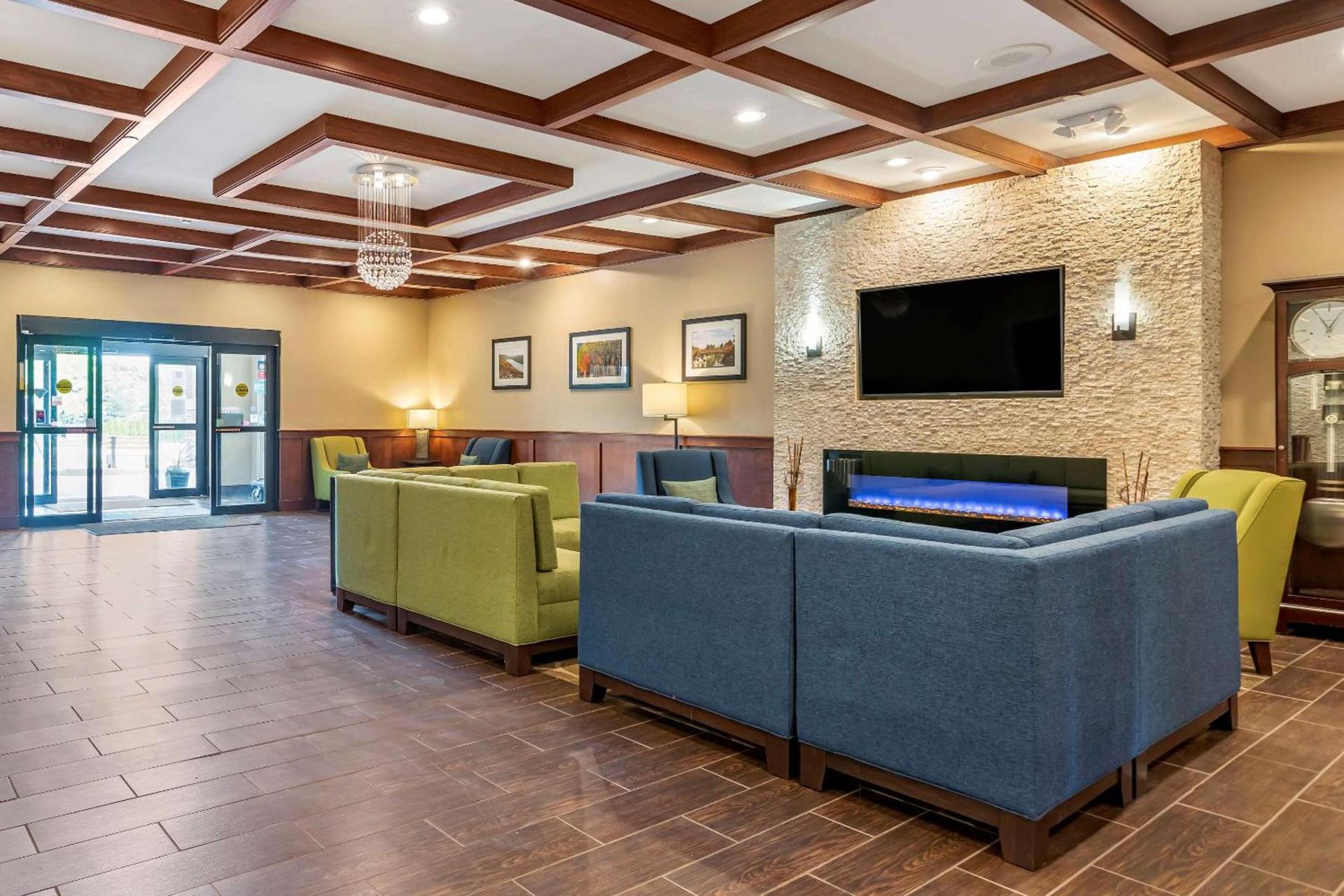 Comfort Suites Grand Rapids North photo 3